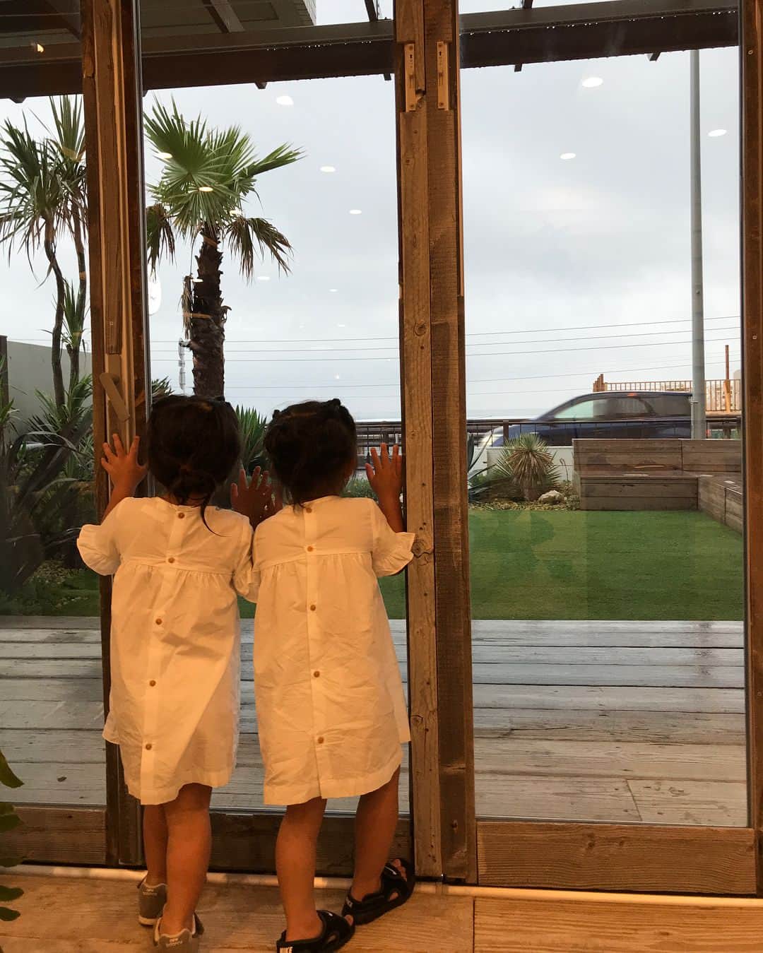 東原亜希さんのインスタグラム写真 - (東原亜希Instagram)「美容院へ！逗子にあるsand&roseにはmikomori やMYLANなどセレクトもたくさん♡ 双子一緒じゃないときに。。ゆっくり見たい。。。🙄🤣」6月23日 22時12分 - akihigashihara