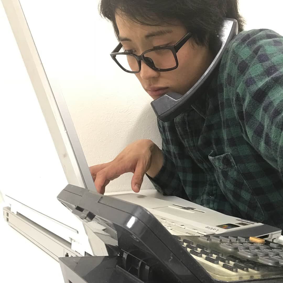 池田直人さんのインスタグラム写真 - (池田直人Instagram)「【人間図鑑no.16】 「おしりと椅子がくっつくくらいテレアポのバイトしてる大学生」  石垣雄平（21）  #人間図鑑 #石垣雄平 #テレアポ #電話 #時給1380円 #感情ない #電話する時上向く #いっしーって呼ばれてる #もう2年半働いてる #別に成績がいいわけではない #雑居ビルの8階とか #時給プラスだから頑張れる #バイト先の旅行張り切る #今月もう9件 #っていう」6月23日 22時17分 - ikenao0919