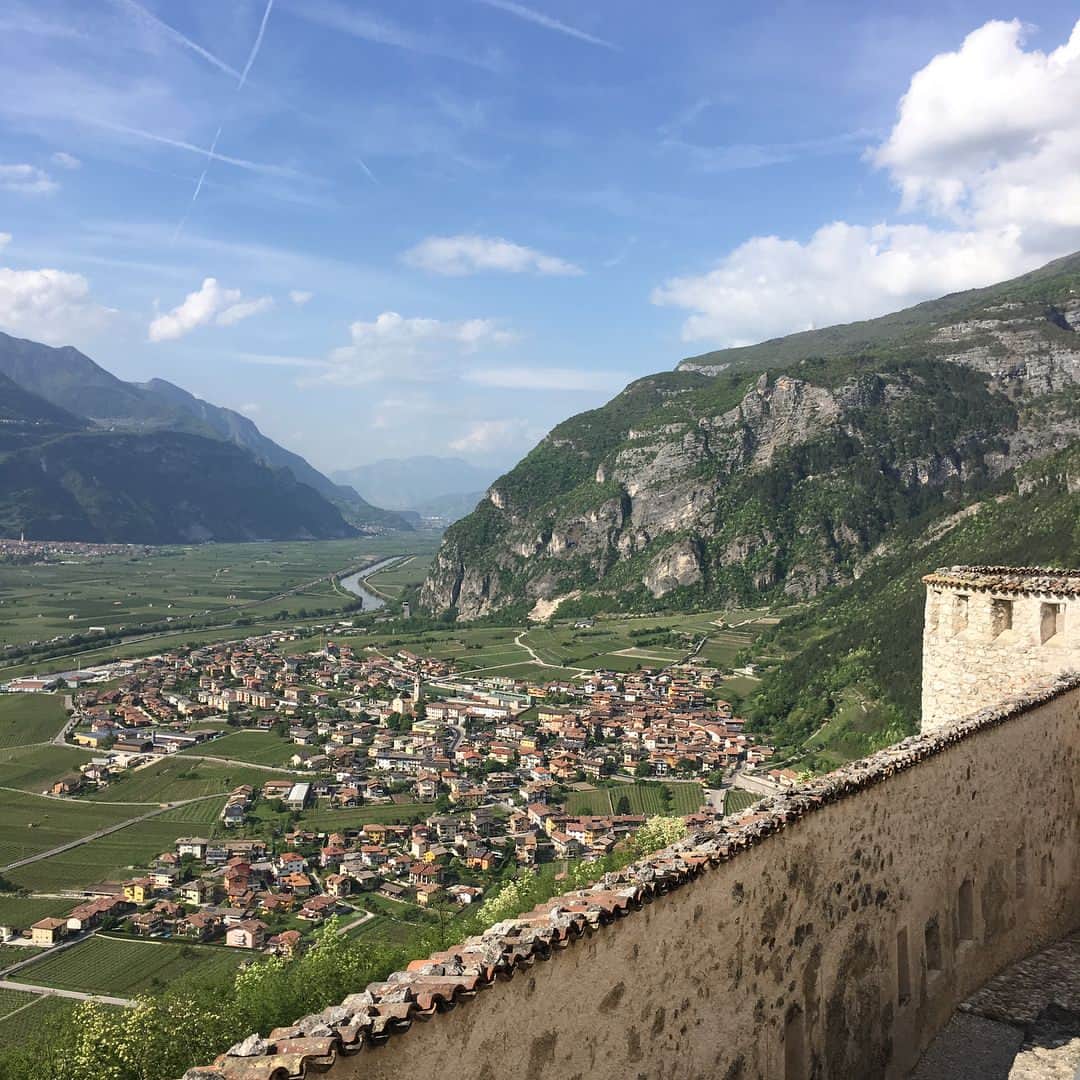 柏木美里さんのインスタグラム写真 - (柏木美里Instagram)「Castel Beseno✨ お天気良くて気持ちよかった😼☀️ このお城についてのムービーを見させてもらったけど、このお城の歴史は古く12世紀からあったとされ、誰が作ったかは分かりません、、って説明。 わからんのかーい🙀💦 . 帰り道にはナポリ出身のシェフが作る評判のピザ屋さんへ💨 リコッタの特製ケーキはサービス😻 南イタリアの人は日本人のイメージするTHEイタリア人が多いから、女性だと得する〜❣️#ピザは基本1人1枚 #耳は残す女子が多数 #もちょっと続く旅行記 #自己満 #備忘録 #流し見してね」6月23日 22時25分 - misato_kashiwagi