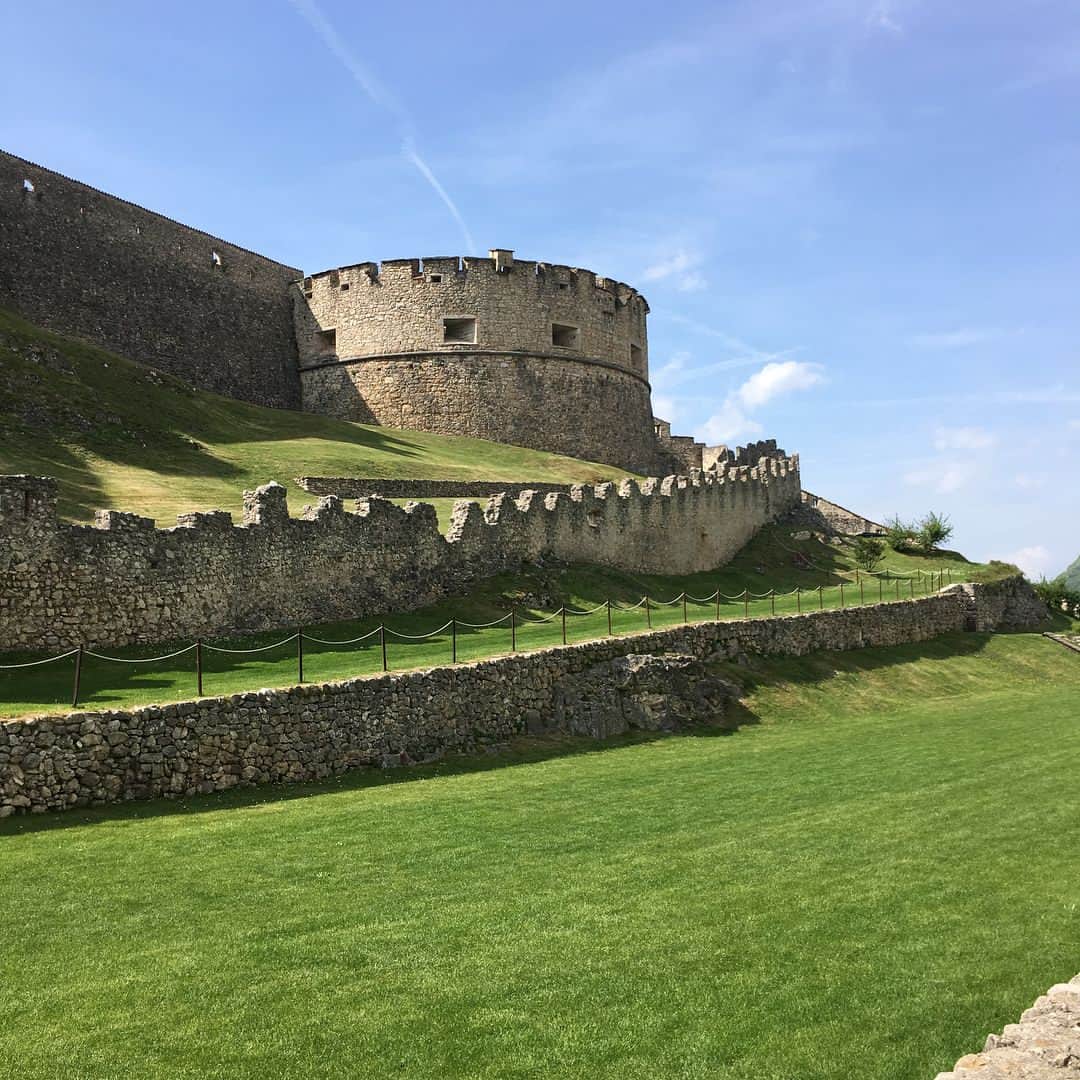 柏木美里さんのインスタグラム写真 - (柏木美里Instagram)「Castel Beseno✨ お天気良くて気持ちよかった😼☀️ このお城についてのムービーを見させてもらったけど、このお城の歴史は古く12世紀からあったとされ、誰が作ったかは分かりません、、って説明。 わからんのかーい🙀💦 . 帰り道にはナポリ出身のシェフが作る評判のピザ屋さんへ💨 リコッタの特製ケーキはサービス😻 南イタリアの人は日本人のイメージするTHEイタリア人が多いから、女性だと得する〜❣️#ピザは基本1人1枚 #耳は残す女子が多数 #もちょっと続く旅行記 #自己満 #備忘録 #流し見してね」6月23日 22時25分 - misato_kashiwagi