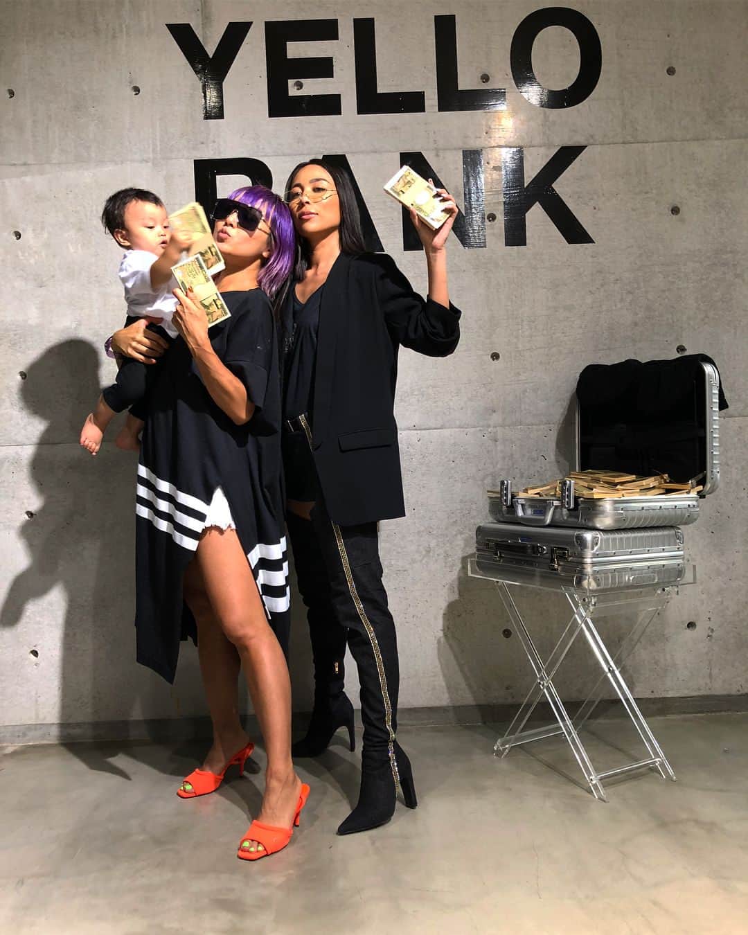 Nazukiのインスタグラム：「YELLO BANK 💵💵💵 展示会👠 アヤの世界観最高にイケてた👏🏻 どんどん進化していくのを見て、頑張ってる姿を見れて、私も嬉しい😊😊😊 可愛い靴ばかりでした❤️ 育児には、フラットシューズ、マストだから今回あって、上がったー‼️‼️‼️ 届くの楽しみ😍  #yellowshoes #yello #yellobank #星あや #heal #exbition」