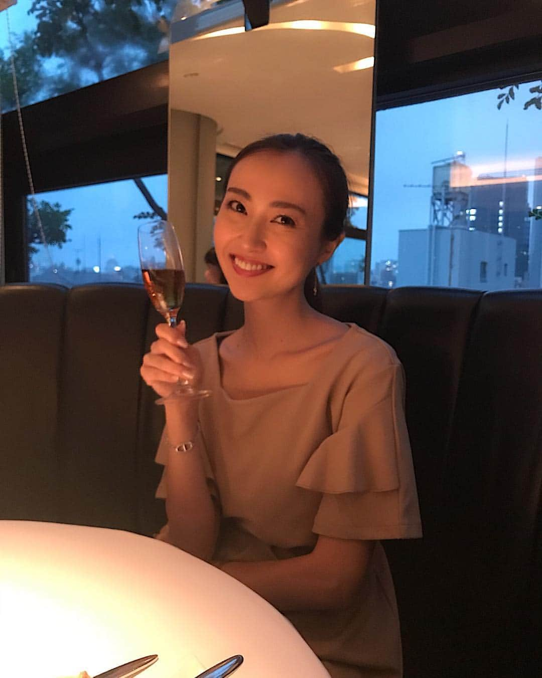 國保美貴さんのインスタグラム写真 - (國保美貴Instagram)「おめかししてお出かけ✴︎ 幸せな休日🥂 . . #dinner #aoyama #青山ディナー #葉山庵  #メイク #大人メイク #make #lip #멋스타그램 #뷰스타그램 #메이크업 #셀키 #셀피 #셀프 #셀스타그램 #알스타그램 #일상 #팔로우 #일상  #kate #ケイト #太眉 #ナチュラル眉 #太眉メイク」6月23日 22時35分 - miki_kokubo