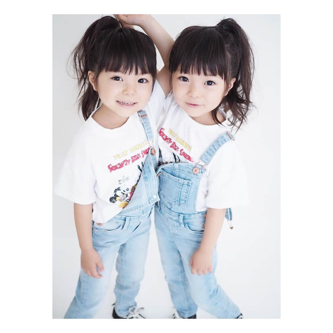 Yukiさんのインスタグラム写真 - (YukiInstagram)「このミッキーTが可愛すぎて、双子ちゃんはディズニーランドにまた行きたい〜って言ってます(o^^o)💕💕 去年、少し大きめサイズで買ったはずのデニムサロペットがもうジャストサイズになっててなんだか成長感じました😂✨ tops ⇨ @baby.sweet2015  bottom ⇨  H&M」6月23日 22時45分 - yukikuu96