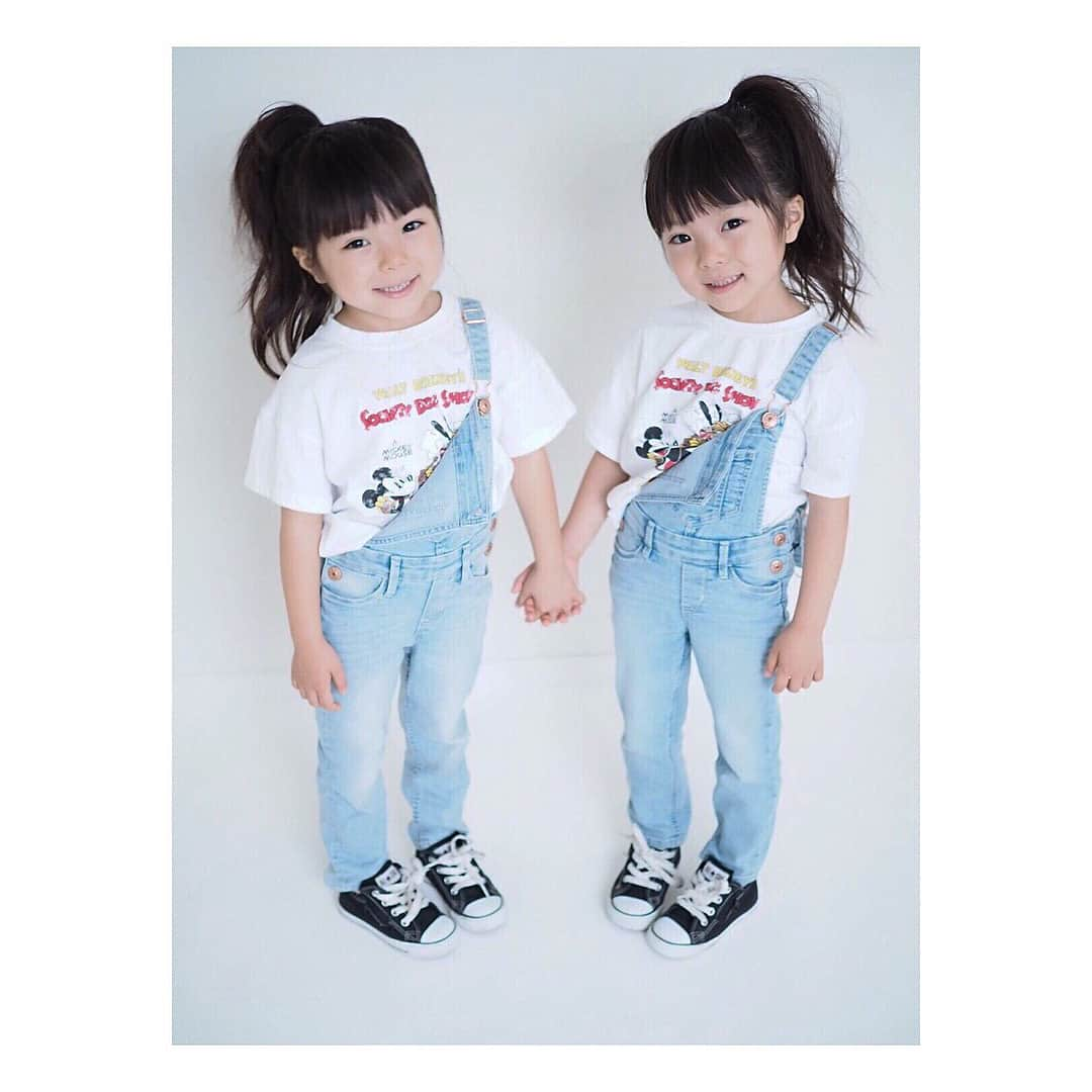 Yukiさんのインスタグラム写真 - (YukiInstagram)「このミッキーTが可愛すぎて、双子ちゃんはディズニーランドにまた行きたい〜って言ってます(o^^o)💕💕 去年、少し大きめサイズで買ったはずのデニムサロペットがもうジャストサイズになっててなんだか成長感じました😂✨ tops ⇨ @baby.sweet2015  bottom ⇨  H&M」6月23日 22時45分 - yukikuu96