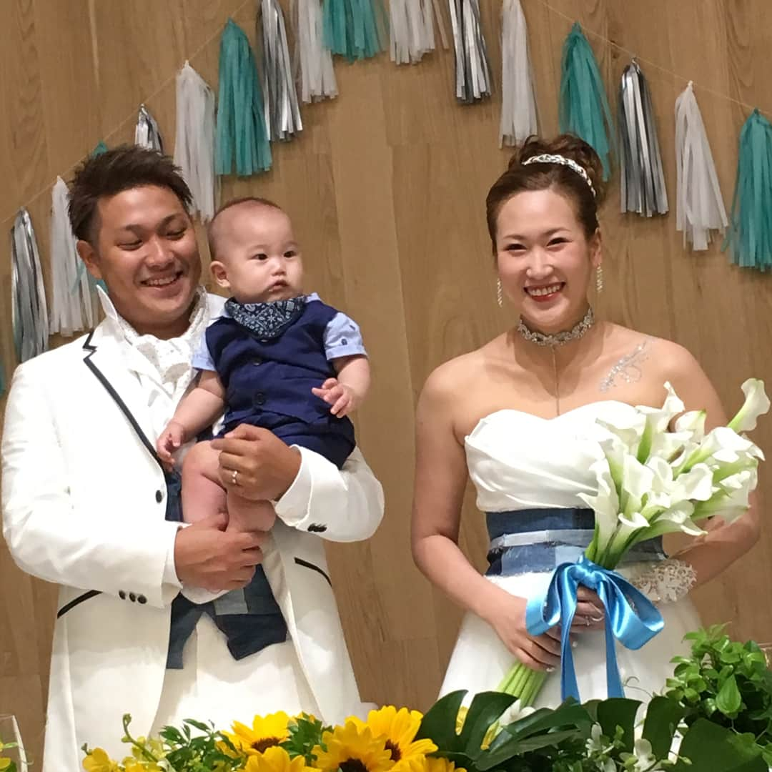 みかんさんのインスタグラム写真 - (みかんInstagram)「元広島カープの中村基昭さんの娘さんkieちゃんの結婚式にお呼ばれさせてもらいました💒💕 久々に最高の結婚式だなぁと感じ、笑いがほとんどだったけど、とても印象に残る結婚式でした👰🤵 私もそんな最高な式で余興までもやらせてもらえて幸せ者です💕 完全燃焼して土屋アンナさんのものまねのまま最後までいました笑 最後の最後で娘の手紙の感動の後に父親の中村さんがみんなに胴上げされたままプールにINしたのはマジで爆笑🤣  中村さんほんま馬鹿🤣🤣🤣 koki君❤️kieちゃん 2人の子供のUTA君も抱っこできて嬉しいかった👶 本当におめでとうございます㊗️ 末永くお幸せに💕 #結婚式 #元広島カープ #中村基昭さんの娘さん #希栄ちゃん #congratulations  #おめでとう #最高の結婚式やった #式場 #レゴランドの近くやった」6月23日 22時55分 - mikan02241984