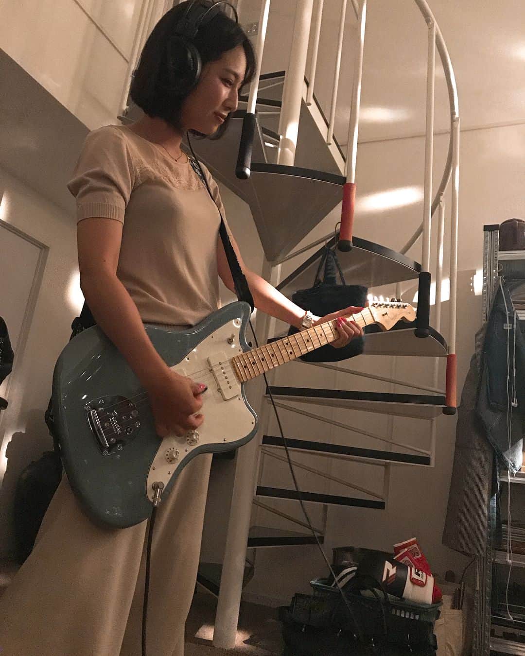 米澤有さんのインスタグラム写真 - (米澤有Instagram)「ちなみに弾けません…なんちゃって☺️笑 音楽って本当に素敵♫ 新しい自分に出会える気がする‼︎ #ギター#ギター女子#アンプ＃弾けませんよ#音楽最高#良い休日」6月23日 23時50分 - yu.u.yonezawa
