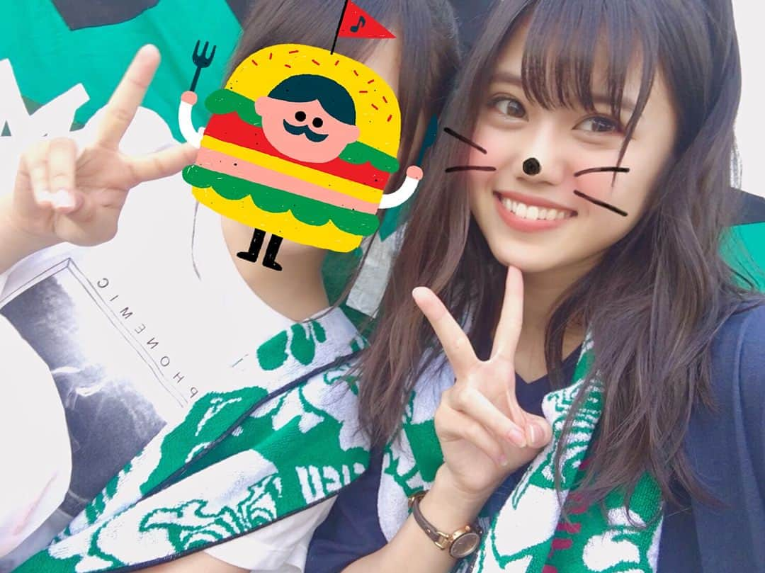 町音葉さんのインスタグラム写真 - (町音葉Instagram)「昨日は久しぶりに会えた仲良しの友だちとFC岐阜観戦デートしてきました( *´艸｀)💚 屋台村でお腹一杯食べたりおそろのギッフィータオル買ったり♪ギッフィーと写真もとってもらったり( *´艸｀)🎶あー楽しかった😊🎶 試合は2-2で同点だったけど、盛り上がる場面沢山で、ゴールが決まったときは思わず近くの人とハイタッチ🙌(もしかしたら一番後ろで静かに観てたから一緒に盛り上がりに来てくださったのかも🙌？)一緒にいたお友だちさんたちともみんなとテンション上がってとっても楽しかったです🎶 FC岐阜アンバサダー、ガチ普通に友達とプライベートデート観戦 お仕事でお世話になってる方ともすれ違ってご挨拶させていただいたんですが、その方たちも普通にプライベート観戦でした笑 本当に楽しかったですっ ありがとうございました😊🎶 音葉の知らないスタジアムの楽しみ方はまだまだいろいろあるのかな～😊💚 FC岐阜サポーターさんたちが作り上げているスタジアムは本当に楽しい場所がいっぱいですっ⚽ 最後ミナモと撮って貰った写真目が光っちゃって失敗😱プライベート写真あるあるですね😁笑」6月24日 10時37分 - machi_otoha5353