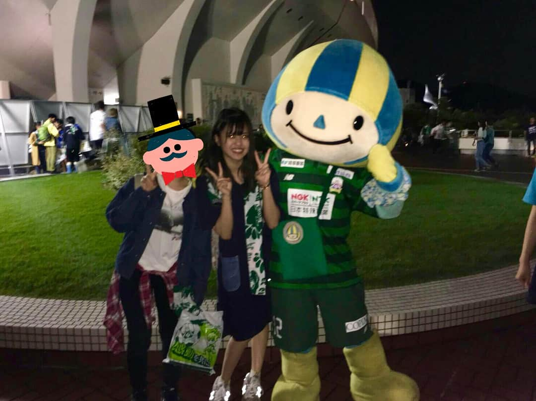 町音葉さんのインスタグラム写真 - (町音葉Instagram)「昨日は久しぶりに会えた仲良しの友だちとFC岐阜観戦デートしてきました( *´艸｀)💚 屋台村でお腹一杯食べたりおそろのギッフィータオル買ったり♪ギッフィーと写真もとってもらったり( *´艸｀)🎶あー楽しかった😊🎶 試合は2-2で同点だったけど、盛り上がる場面沢山で、ゴールが決まったときは思わず近くの人とハイタッチ🙌(もしかしたら一番後ろで静かに観てたから一緒に盛り上がりに来てくださったのかも🙌？)一緒にいたお友だちさんたちともみんなとテンション上がってとっても楽しかったです🎶 FC岐阜アンバサダー、ガチ普通に友達とプライベートデート観戦 お仕事でお世話になってる方ともすれ違ってご挨拶させていただいたんですが、その方たちも普通にプライベート観戦でした笑 本当に楽しかったですっ ありがとうございました😊🎶 音葉の知らないスタジアムの楽しみ方はまだまだいろいろあるのかな～😊💚 FC岐阜サポーターさんたちが作り上げているスタジアムは本当に楽しい場所がいっぱいですっ⚽ 最後ミナモと撮って貰った写真目が光っちゃって失敗😱プライベート写真あるあるですね😁笑」6月24日 10時37分 - machi_otoha5353