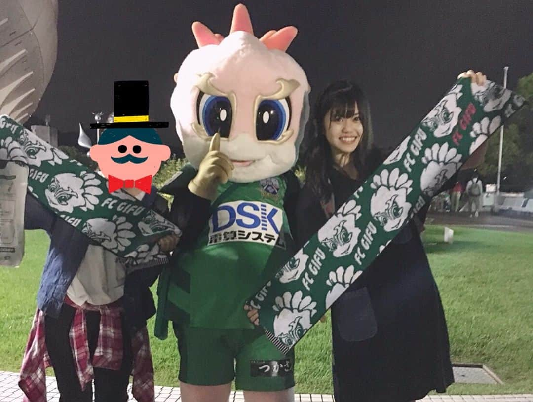 町音葉さんのインスタグラム写真 - (町音葉Instagram)「昨日は久しぶりに会えた仲良しの友だちとFC岐阜観戦デートしてきました( *´艸｀)💚 屋台村でお腹一杯食べたりおそろのギッフィータオル買ったり♪ギッフィーと写真もとってもらったり( *´艸｀)🎶あー楽しかった😊🎶 試合は2-2で同点だったけど、盛り上がる場面沢山で、ゴールが決まったときは思わず近くの人とハイタッチ🙌(もしかしたら一番後ろで静かに観てたから一緒に盛り上がりに来てくださったのかも🙌？)一緒にいたお友だちさんたちともみんなとテンション上がってとっても楽しかったです🎶 FC岐阜アンバサダー、ガチ普通に友達とプライベートデート観戦 お仕事でお世話になってる方ともすれ違ってご挨拶させていただいたんですが、その方たちも普通にプライベート観戦でした笑 本当に楽しかったですっ ありがとうございました😊🎶 音葉の知らないスタジアムの楽しみ方はまだまだいろいろあるのかな～😊💚 FC岐阜サポーターさんたちが作り上げているスタジアムは本当に楽しい場所がいっぱいですっ⚽ 最後ミナモと撮って貰った写真目が光っちゃって失敗😱プライベート写真あるあるですね😁笑」6月24日 10時37分 - machi_otoha5353