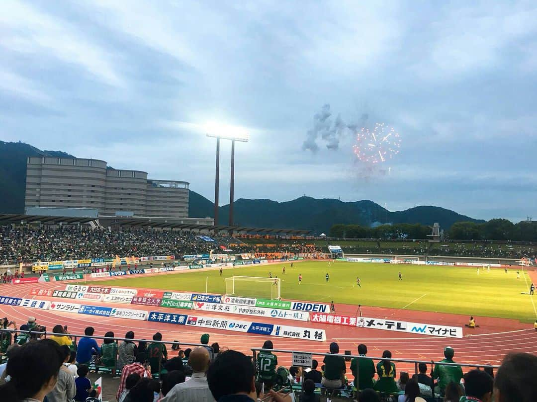 町音葉さんのインスタグラム写真 - (町音葉Instagram)「昨日は久しぶりに会えた仲良しの友だちとFC岐阜観戦デートしてきました( *´艸｀)💚 屋台村でお腹一杯食べたりおそろのギッフィータオル買ったり♪ギッフィーと写真もとってもらったり( *´艸｀)🎶あー楽しかった😊🎶 試合は2-2で同点だったけど、盛り上がる場面沢山で、ゴールが決まったときは思わず近くの人とハイタッチ🙌(もしかしたら一番後ろで静かに観てたから一緒に盛り上がりに来てくださったのかも🙌？)一緒にいたお友だちさんたちともみんなとテンション上がってとっても楽しかったです🎶 FC岐阜アンバサダー、ガチ普通に友達とプライベートデート観戦 お仕事でお世話になってる方ともすれ違ってご挨拶させていただいたんですが、その方たちも普通にプライベート観戦でした笑 本当に楽しかったですっ ありがとうございました😊🎶 音葉の知らないスタジアムの楽しみ方はまだまだいろいろあるのかな～😊💚 FC岐阜サポーターさんたちが作り上げているスタジアムは本当に楽しい場所がいっぱいですっ⚽ 最後ミナモと撮って貰った写真目が光っちゃって失敗😱プライベート写真あるあるですね😁笑」6月24日 10時37分 - machi_otoha5353