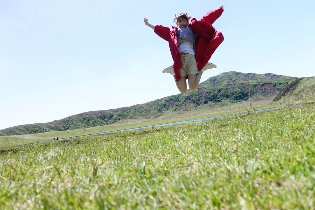 泉里香さんのインスタグラム写真 - (泉里香Instagram)「阿蘇山〜！ すごくいいところだったなぁ 気持ちよかった🌿 #阿蘇山#オフショット#熊本」6月24日 10時43分 - rika_izumi_