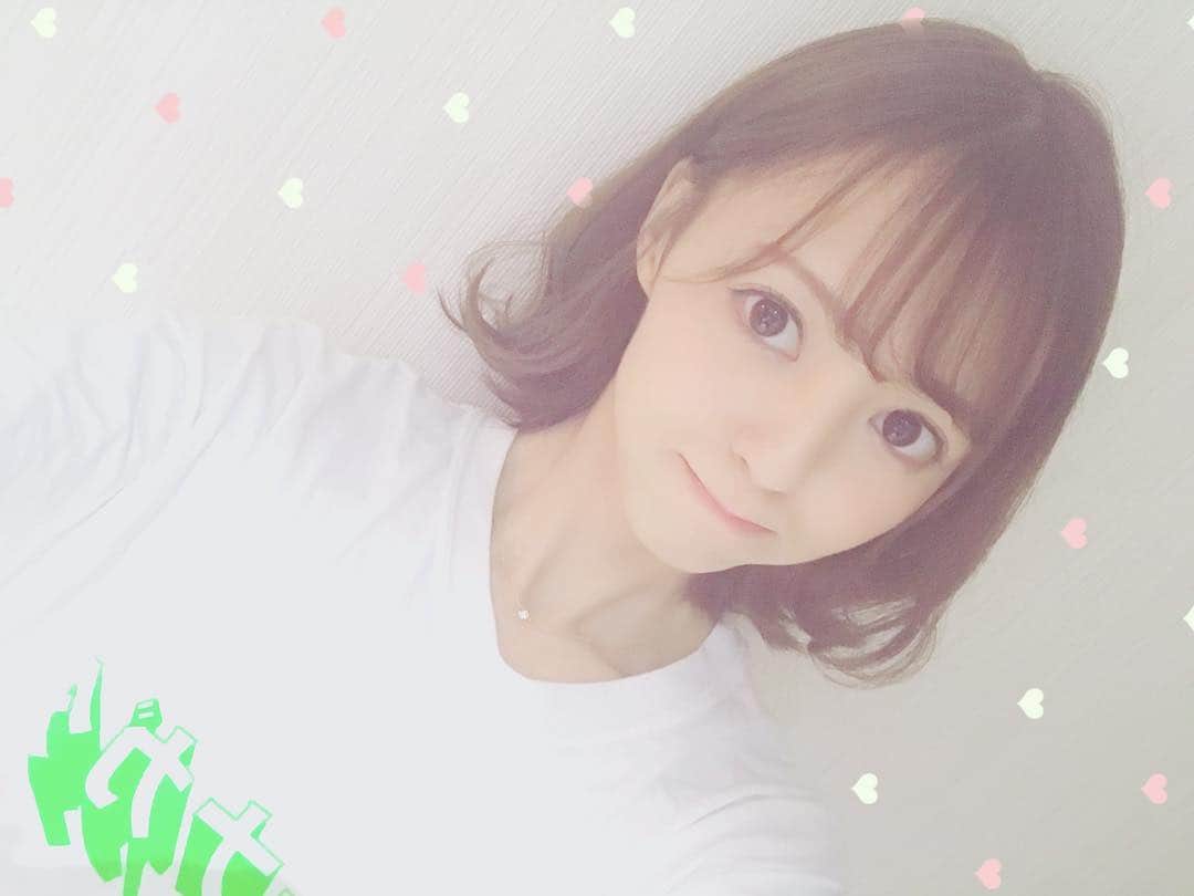 希志あいののインスタグラム：「New hair💁‍♀️✨ #髪切ったよ  #安定のボブ  #着てるのはミスターナガタTシャツ  #懐かしい #アンククロス  #塩ぴのテクがすごい  #お世話になってます」