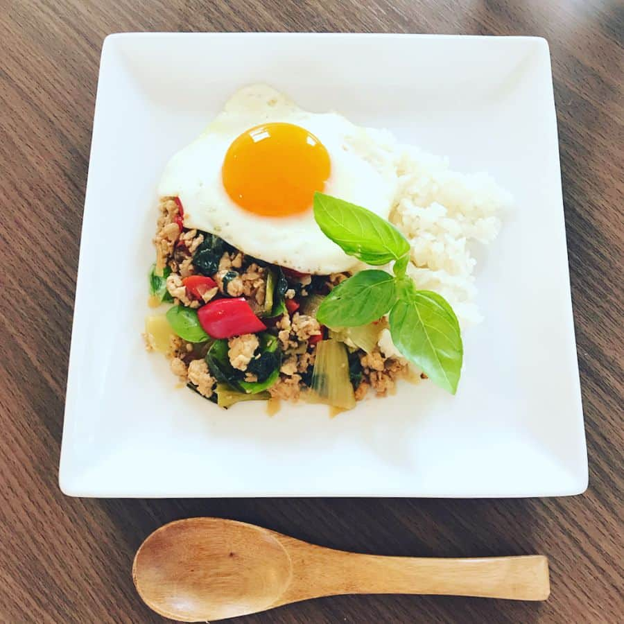 高橋絵理のインスタグラム：「. Brunch...☀︎ ベランダ菜園のバジルを摘んでガパオライスにしたよ🍳 大葉も食べないとあっという間にモサモサになる(´・∀・｀) . #食べるの忙しい #ベランダ菜園  #家庭菜園 #自家製バジル #ハーブ栽培 #ガパオライス #cookingram」