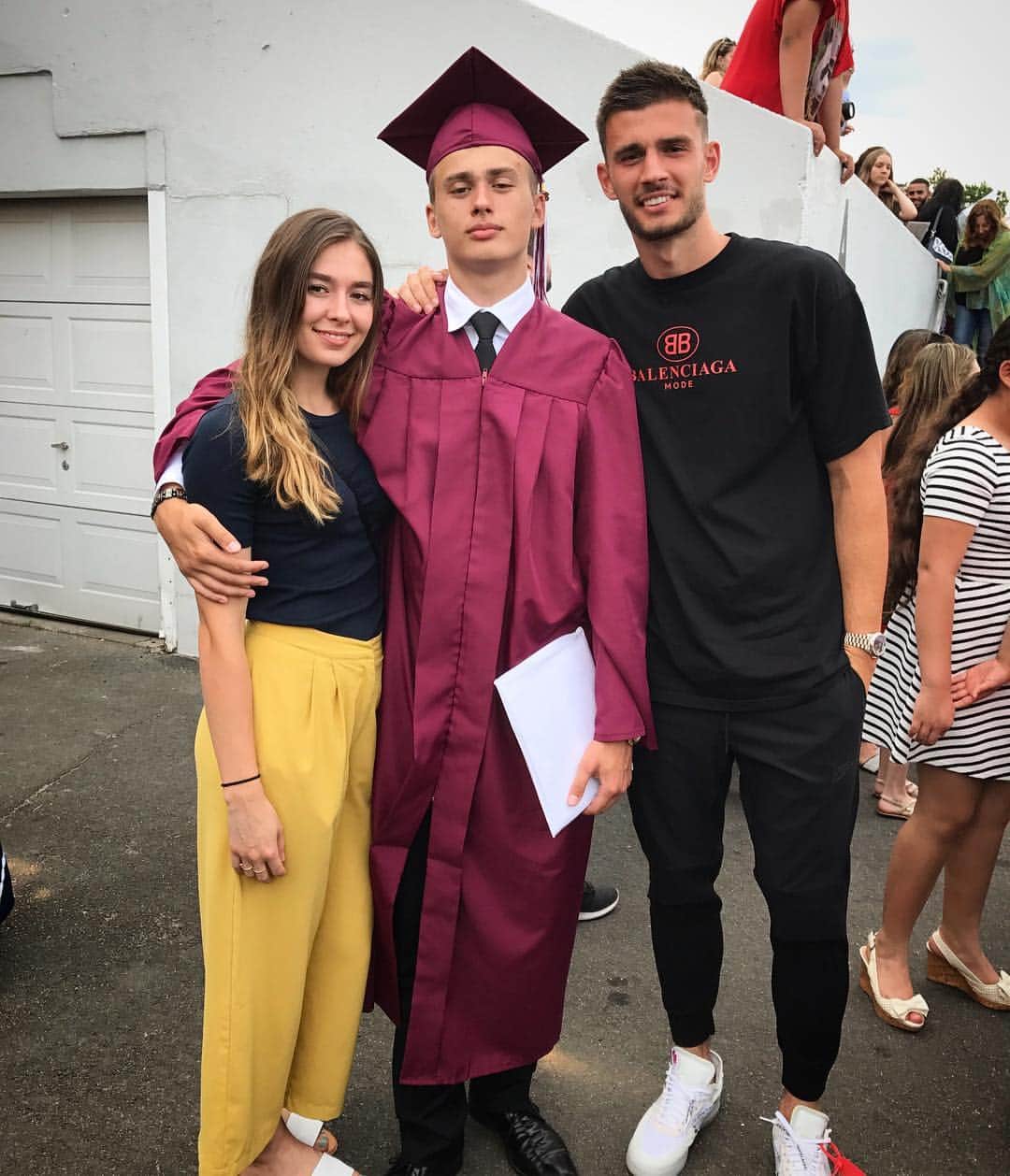 マット・ミアガのインスタグラム：「Well done little bro on graduating high school 💪👨‍🎓」
