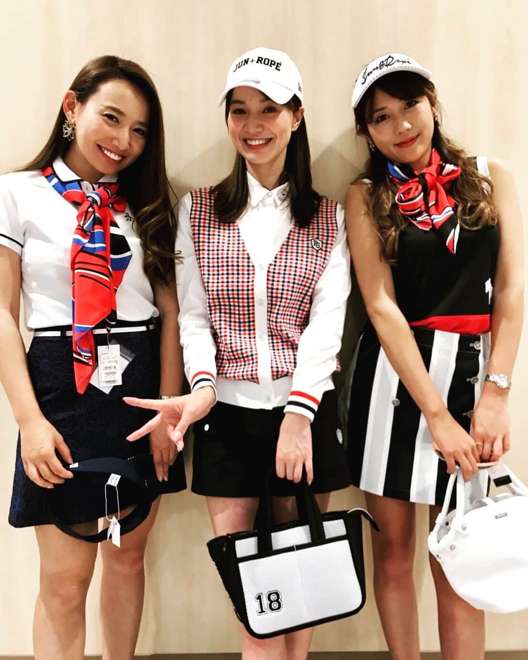 golfjoshiのインスタグラム：「. . Yukiko Ishiiさん( @ishii_yukiko )の素敵なお写真😆🏖 リンゴルフのコーディネート対決。みなさん可愛いですね✨😘 . 掲載を希望される方は、投稿する時に @golfjoshi と #golfjoshi のタグを付けてご投稿ください😆❣️ . #大人可愛いコーデ #オシャレ女子  #golfwear #女子カメラ #golfgirl #オシャレさん #ゴルフ女子 #オシャレ #カメラ女子 #スポーツ女子 #ゴルフ場 #ゴルフ好き #goodtime #コンペ #インスタゴルフ部 #モデル  #大人可愛い #オシャレ好き #大人可愛いファッション #コーディネート #ゴルフ大好き #インスタ女子 #ゴルフウェア #ゴルフ #大人女子  #リンゴルフ #ゴルフ好きと繋がりたい #ゴルフ日和 #ゴルフファッション」