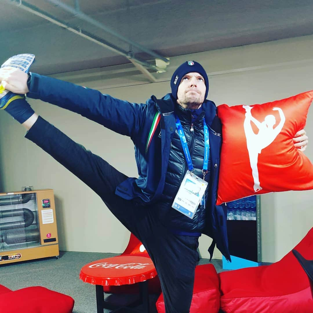 オンドレイ・ホタレックのインスタグラム：「Happy Olympic day!!! Now I can reveal the secret...Yes I was the model behind this pillow picture. Enjoy the rest of the olympic day  A posteriori vi posso svelare il segreto... Si sono io su questi cuscini della sala relax olimpica😎😎😎 #olympicday #ondrejstories #figureskating #bedifferent #italiateam🇮🇹 #pyeongchang」