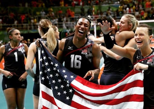 コートニー・トンプソンのインスタグラム：「Happy Olympic Day! Still surreal I got to compete in two of these.  Grateful for those times- and for all of the challenging ones that led to em.  Can’t wait to cheer on our squad at the next one!  @usavolleyball @usavwnt @domatcha @folukea @gov1007 Props for keeping it going for our generation! Haha」