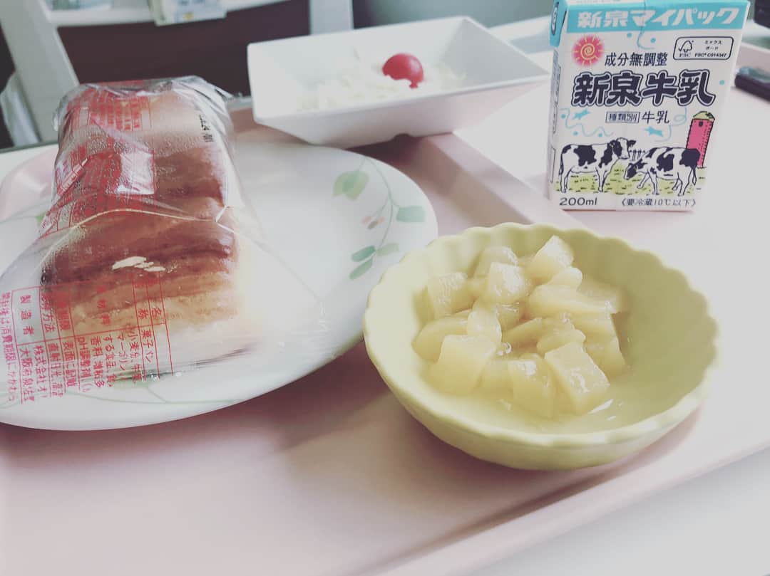 小裏奈美のインスタグラム：「6/23のごはん💓 . 朝ごはん 北海道ミルク マンゴー サラダ 牛乳 . お昼ごはん 筑前煮 ごはん ほうれん草？ イワシのすり身かなんか . 晩御飯（これめっちゃウケた） 焼きそば ごはん 白菜のなんか 味噌汁 みかん . 晩御飯めっちゃおもろいやん！ 浪速臭すごいやん！www 病院ごはん美味しくないっていうのは嘘や！きっと！笑笑 . --------- #小裏奈美 #タレント #モデル #ライブ配信 #生配信 #ライバー #配信者 #個撮モデル #カメラマンさんと繋がりたい  #カメラマンと繋がりたい#カメラマン募集中  #ファインダー越しの私の世界  #ファインダー越しの世界 #ポートレート #ポートレートモデル #大阪 #関西 #自分発信クリエイター #撮影しま専科 #丸顔の救世主 #作品撮りカメラマン募集中 #撮影依頼募集中 #フォローミー #thisisme #memelive」