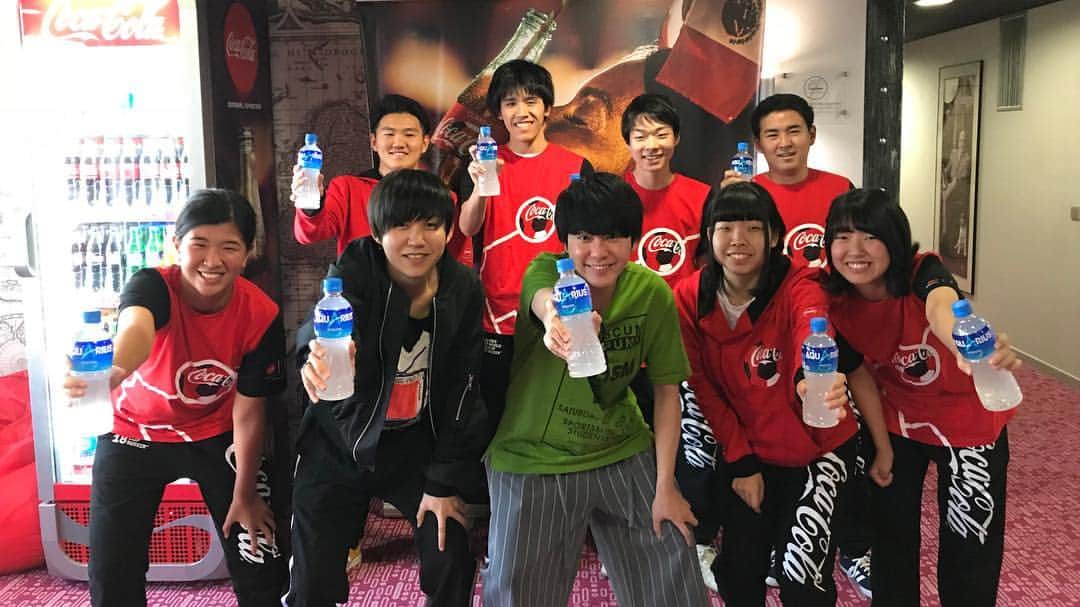 AQUARIUSのインスタグラム：「【 #FIFAワールドカップ 】⠀ 本番に向けて準備をする7人の前に…⠀ なんと人気ロックバンド Mrs. GREEN APPLEの皆さんが登場！⠀ ⠀ ボーカルの大森さんと⠀ ギターの若井さんが⠀ 熱いエールを送ってくれました！⠀ ⠀ アクエリアスで乾杯して気合い充分！⠀ ⠀ #アクエリアスと夢をつかもう」