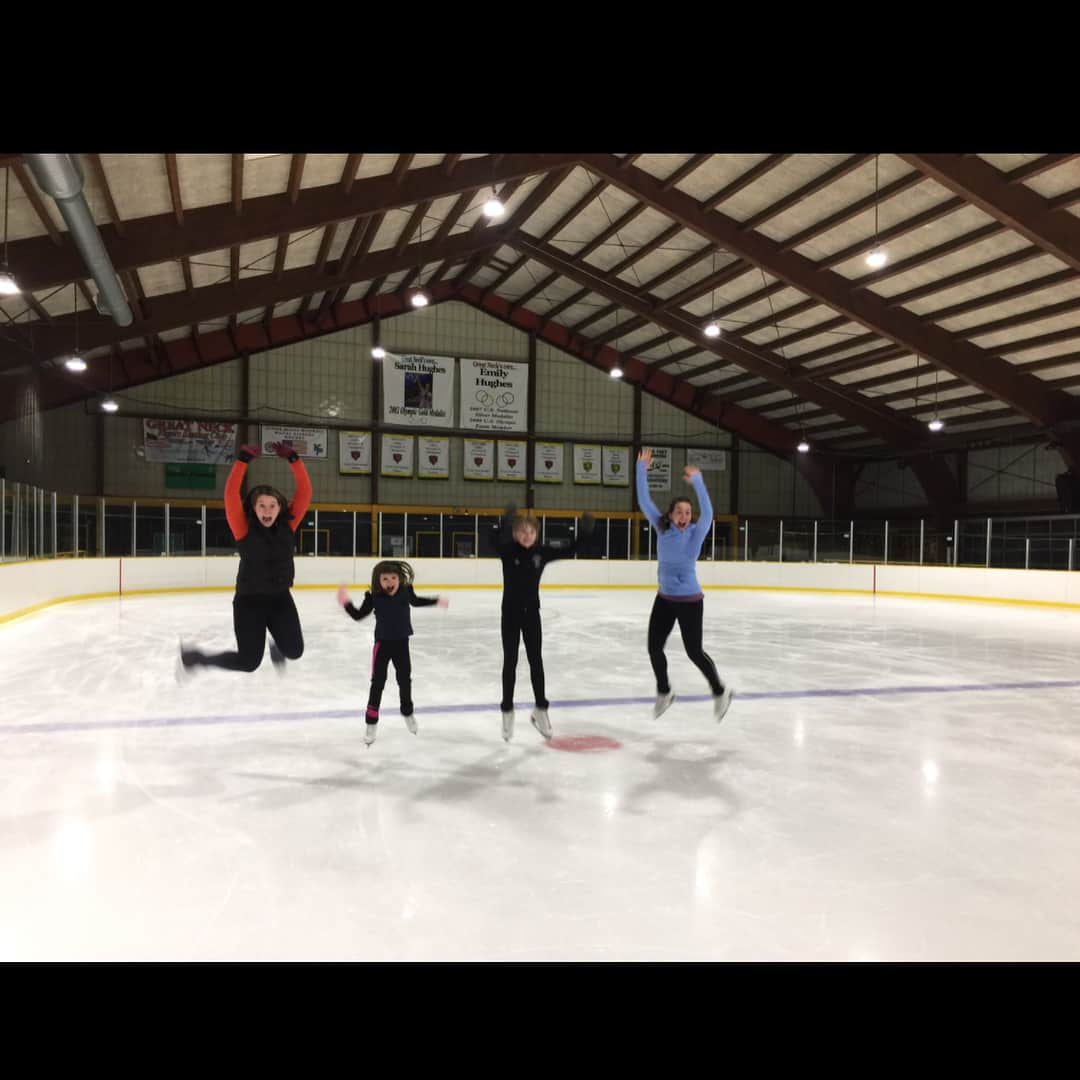 エミリー・ヒューズさんのインスタグラム写真 - (エミリー・ヒューズInstagram)「Happy Olympic Day!! The past few years, I’ve shared pictures of me skating, but this year I want to post a picture of me sharing my home away from home with my family. It’s because of my father that we all skated, but it turned into something we all share. And the last picture is the closest my mom has come to skating in a long time ⛸🏒 . . . .  #OlympicDay #HappyOlympicDay」6月24日 8時46分 - emilyhughes26