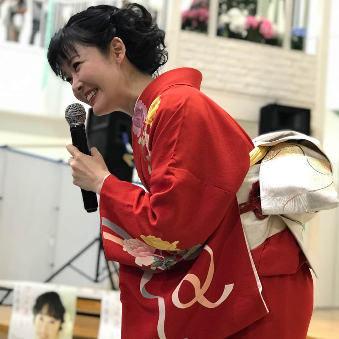 田川寿美さんのインスタグラム写真 - (田川寿美Instagram)「情熱の赤！ 口紅も赤で今日も頑張ります！ #情熱 #赤 #口紅 #真っ赤 #着物  #演歌 #Kimono #enka」6月24日 9時33分 - toshimi_tagawa
