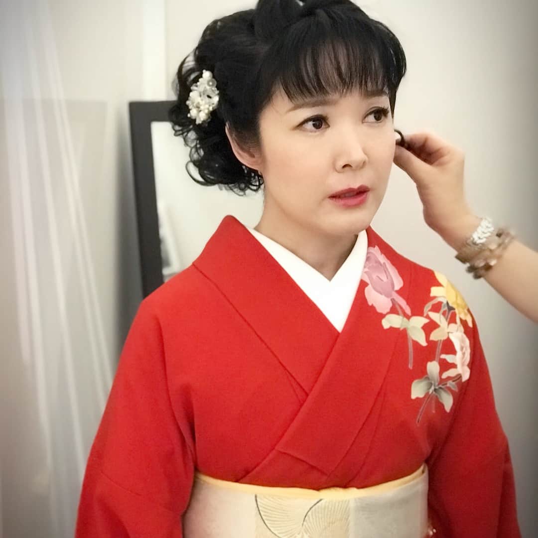 田川寿美さんのインスタグラム写真 - (田川寿美Instagram)「情熱の赤！ 口紅も赤で今日も頑張ります！ #情熱 #赤 #口紅 #真っ赤 #着物  #演歌 #Kimono #enka」6月24日 9時33分 - toshimi_tagawa