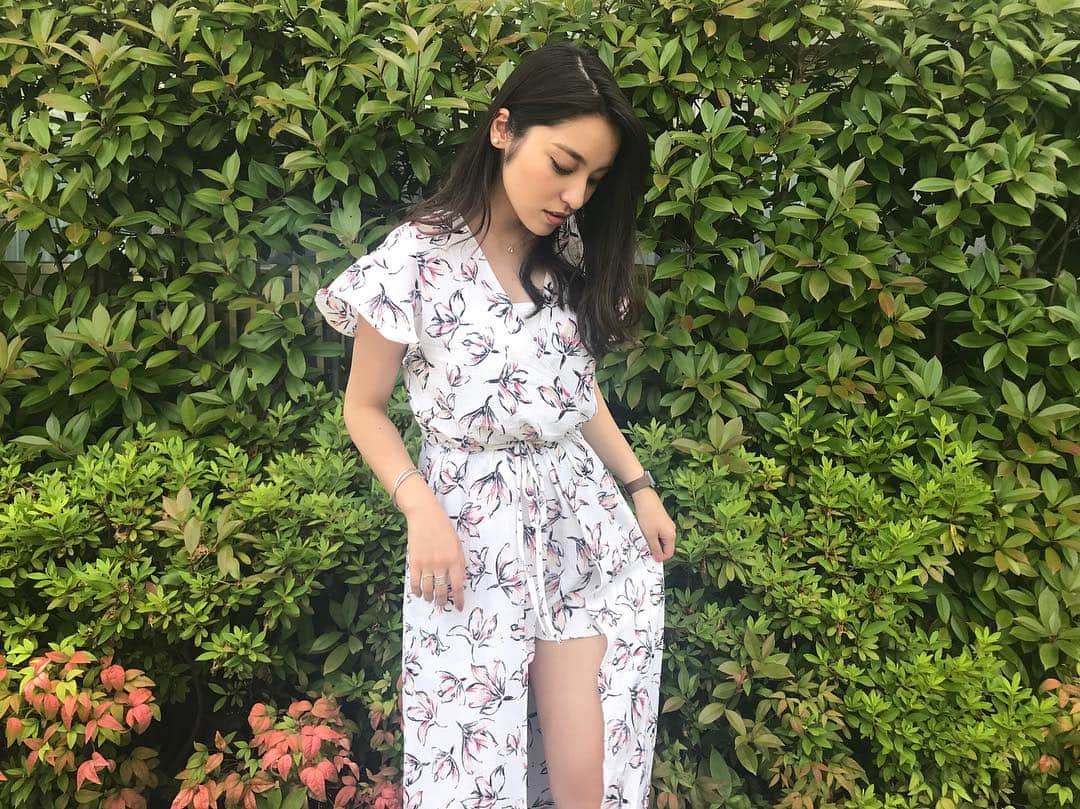 鍋谷真子のインスタグラム：「. #totheseahawaii  楽チンで可愛すぎるワンピ👗 水着の上から着ても可愛いしこれから夏大活躍しそう♡  #ootd #fashion」