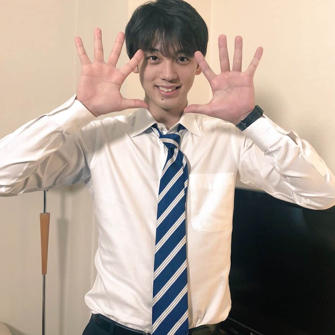 TBS「ブラックペアン」のインスタグラム：「‪【📺最終回放送まであと2時間‼️】‬ スーツでバシッときめた世良くんが、 🔟話をアピール🤗 劇中にもスーツで登場します✨  #ブラックペアン  #tbs #竹内涼真 #よる9時から最終回15分拡大SP🕘」