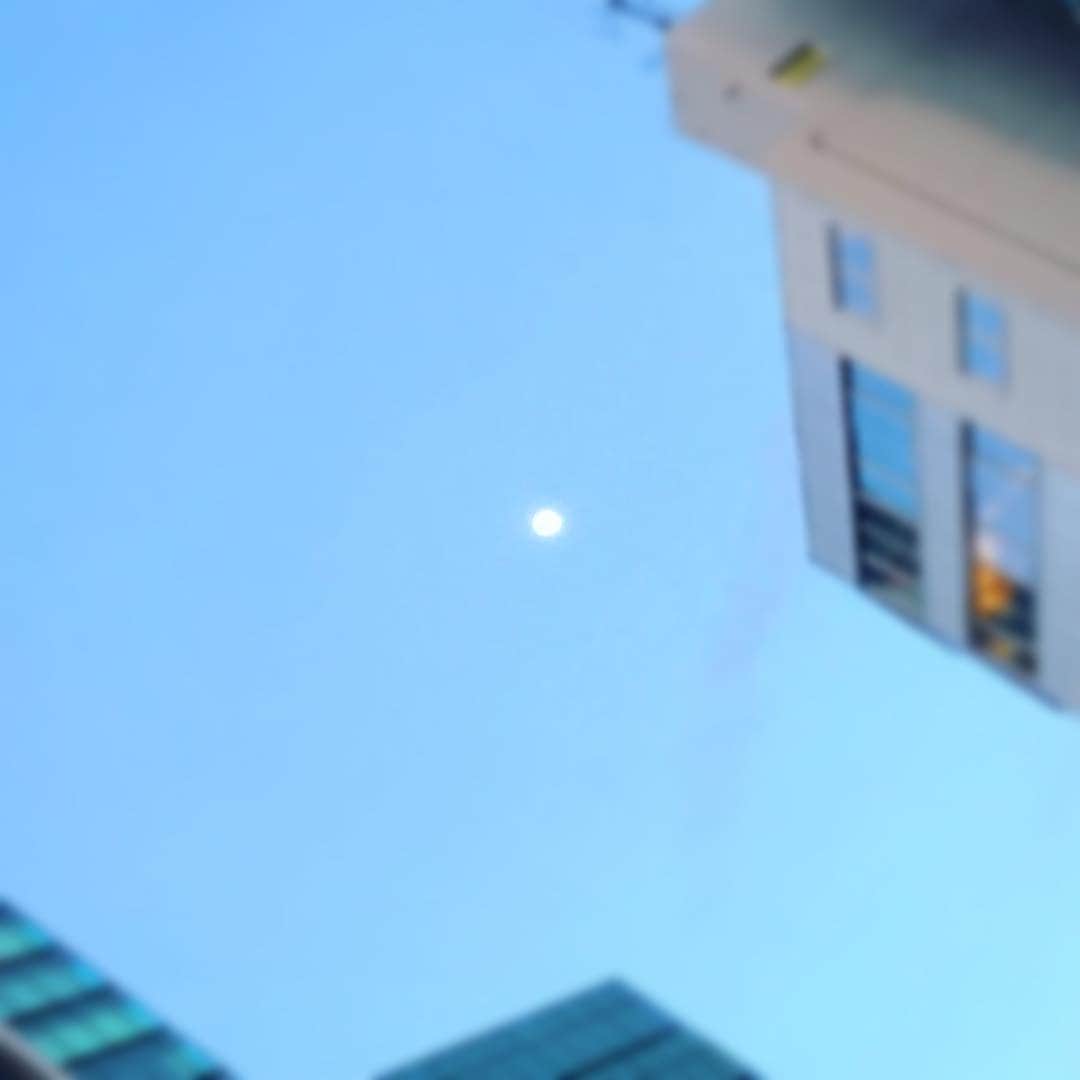 のインスタグラム：「見上げると、青空にお月様が浮かんでました🐰🌔 すっかり日が長くなりましたね〜。 #夏至  #ちょっと過ぎたけど笑」
