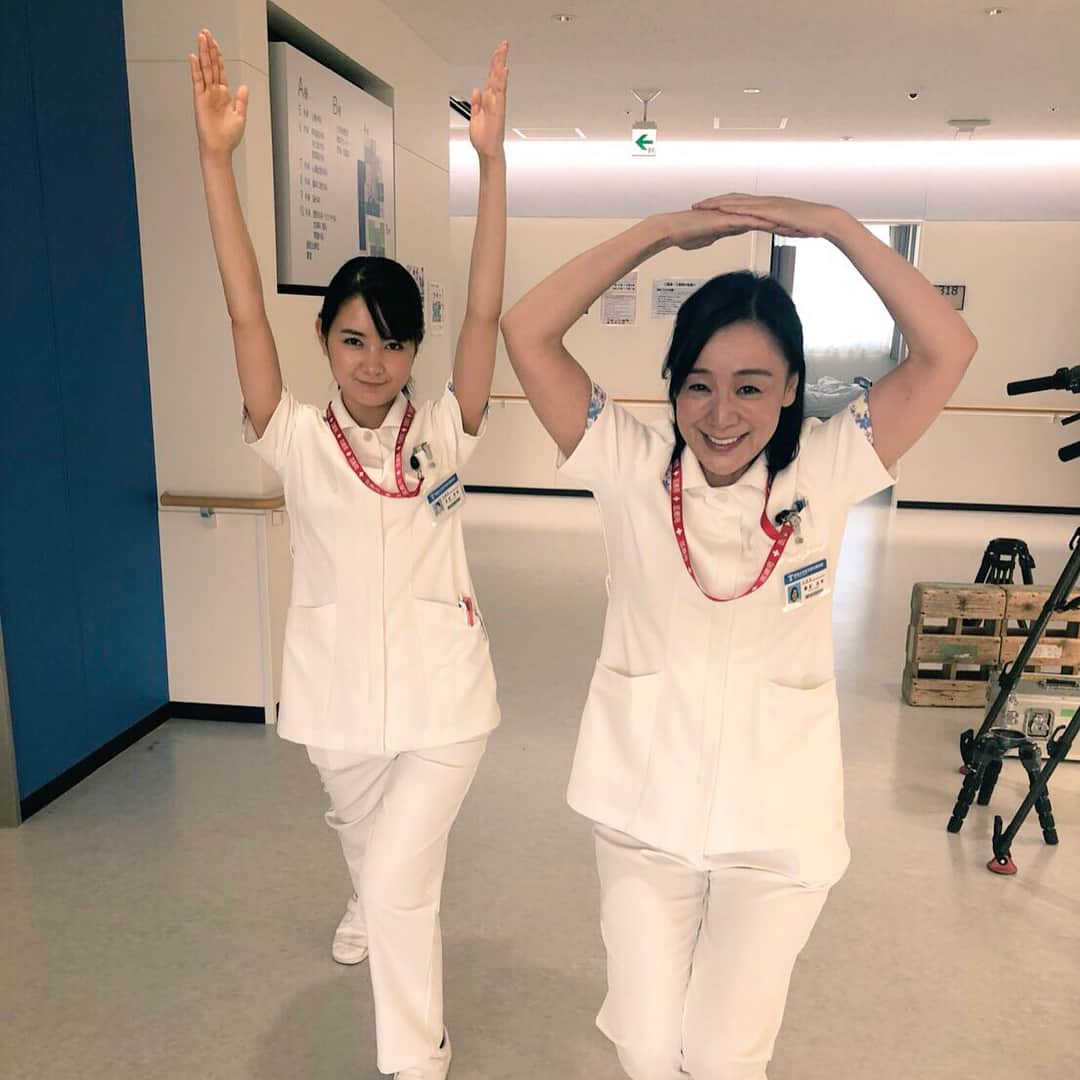 TBS「ブラックペアン」のインスタグラム：「‪【📺最終回放送まであと1時間30分‼️】‬ 美和ちゃんと藤原師長が10話を全身でアピールしてくれました😊✨ お二人ともノリノリ🎶  ありがとうございます💉💉 #ブラックペアン  #tbs #葵わかな #神野三鈴 #よる9時から最終回15分拡大SP🕘」