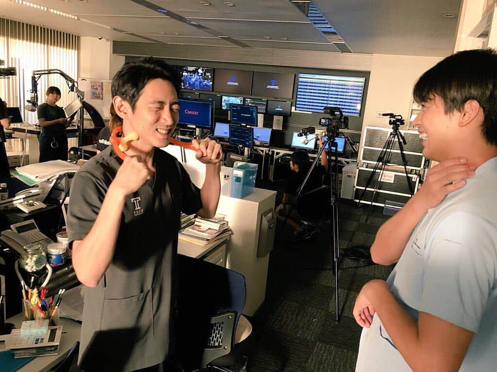 TBS「ブラックペアン」のインスタグラム：「‪【📺最終回放送まであと45分‼️】‬ 医局にあるマッサージ用具でふざけ合う世良くんと高階先生😃 本当にナイスコンビです⚽️✏️✨ #ブラックペアン  #tbs #竹内涼真 #小泉孝太郎 #よる9時から最終回15分拡大SP🕘」