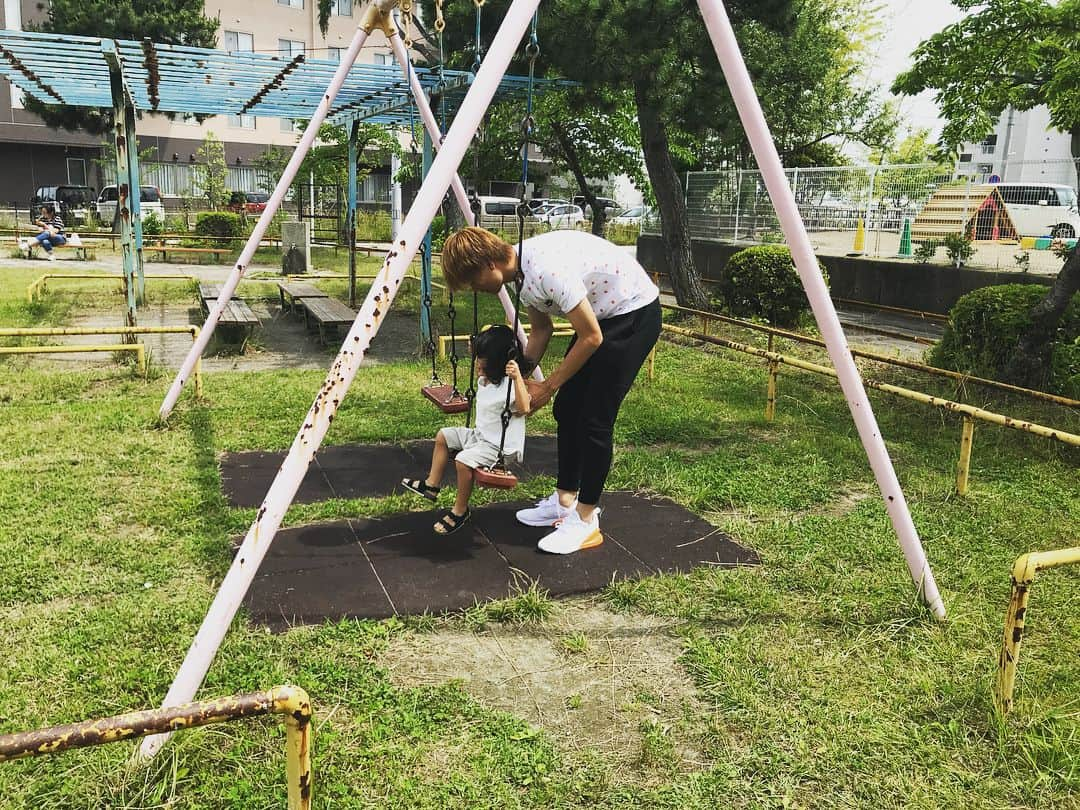 井川祐輔さんのインスタグラム写真 - (井川祐輔Instagram)「香港滞在記#34〜日本滞在編〜  奥さんの実家である仙台に滞在しています。 今、ベガルタ仙台に在籍している板倉滉選手とタイミングよく会うことが出来ました。 せっかくのオフにガッツリ子供達の面倒をみてもらいました🤣 次の日、ベガルタ仙台の練習を見学しに行きました。 他クラブの練習を見る事に違和感を感じつつ、新鮮さも感じた仙台滞在記。 #香港滞在記#番外編#日本滞在記 #日本#仙台#ベガルタ仙台#サッカー#板倉滉#川崎フロンターレ#うどん#うどん坊#子供#育児#3兄弟」6月24日 12時36分 - yusukeigawa_4