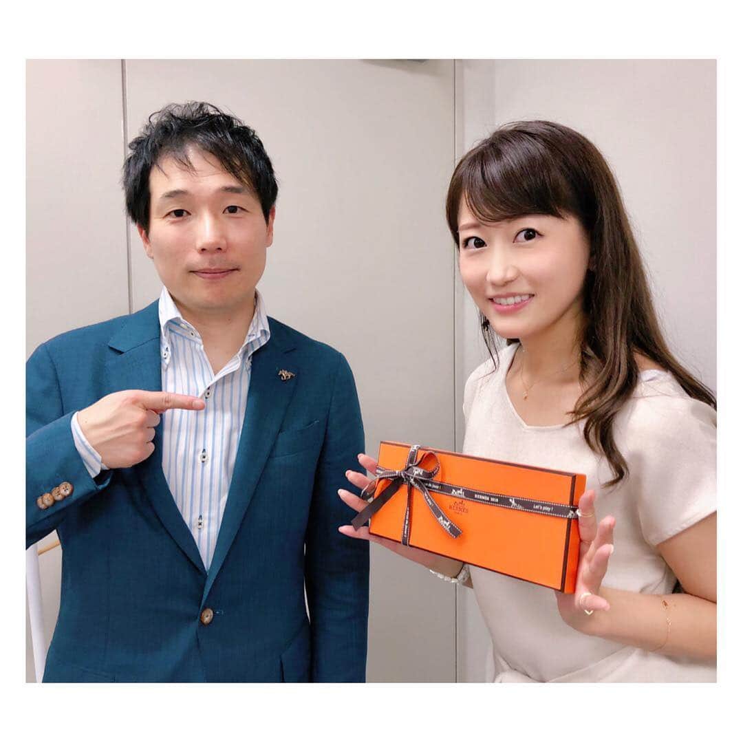 のインスタグラム：「今日は東京競馬場でお仕事🏇 いつもお世話になっている 調教捜査官 井内利彰さんから誕生日プレゼントを頂いてしまいました😭✨ いつも本当にありがとうございます💓 ⁑ #HERMES #エルメス #スカーフ  #嬉しい #ありがとうございます😭  #birthdaypresent #誕生日プレゼント #競馬 #東京競馬場 #umajo #競馬好き #宝塚記念 #talent #japanesegirl #まりなる #津田麻莉奈」