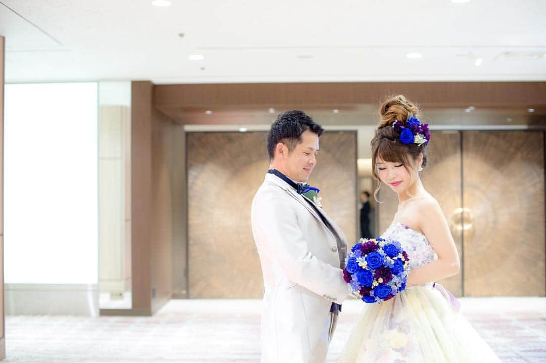 ANA クラウンプラザホテル大阪 ブライダルプロデュースのインスタグラム：「お気に入りのブーケで💐 . . #wedding#bridal#osaka#hotel#hotelwedding#codenate#weddingparty#weddingphoto#dress#anacrowneplaza #大阪#結婚式#披露宴#卒花嫁#プレ花嫁#コーディネート#ウェディングレポ#挙式#披露宴#ドレス#ブーケ#キャンドルリレー#ANAクラウンプラザホテル大阪  #ANA_CROWN_PLAZA_PHOTO #ANA_CROWN_PLAZA_WEDDING #ANA_CROWN_PLAZA_GOODS #ANA_CROWN_PLAZA_DRESS」