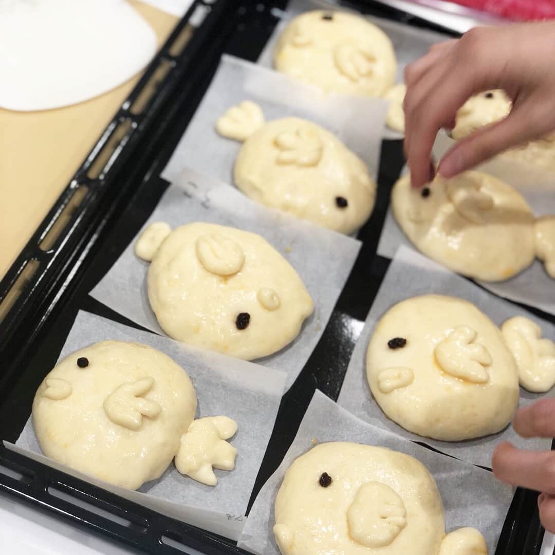 筧沙奈恵さんのインスタグラム写真 - (筧沙奈恵Instagram)「料理のお手伝いが大好きな娘👧ドレッシングを混ぜたり、ホットケーキをひっくり返したり、洗い物をしてくれたり・・・ ・ 小さい時は混ぜてもらってもこぼしてしまったり、ひっくり返そうとしても崩れてしまったりと、私1人の方がはかどるなーと思うこともありましたが、最近は本当に戦力になってくれて助かっています✨ ・ お料理をもっと一緒に楽しみたいなと思い、昨日は仲良しの 悠美ちゃん @maruyumi 親子とパン教室に行ってきました！ ・ せっかく習うなら、安心・安全にこだわったところがいいので、シュガーレディ @sugarlady_official テイスティングテーブルへ♪ ・ 二子玉川駅から徒歩３分。おしゃれで落ち着いた店内でした！ ・ パン教室は未就学児OKの日とそうでない日が分かれているので、気兼ねなく子連れで参加できてありがたかったです✨ ・ ハリセンボンやタコさん、エビまん、ドーナツなどを作りました！どれもすごーく美味しくて、あっという間に2人でペロリ❤️ ・ 作り方を丁寧に教えてくださったので、おうちでも再現できそうです🥐 ・ 娘は「今度はイルカのパンが作りたいなー！ハートのパンもいいなー！」と作りたいものが色々あるみたいなので、今度おうちでも一緒にパンを作ってみようと思います♪ ・ 7・8月はリスやヒマワリのパンを作るそうなので、また行きたいな😊 ・ カフェスペースは子連れのお客さんでいっぱいでした✨子連れウェルカムな雰囲気で、居心地よさそうだったので、ランチで行ってみよう👶 ・ #シュガーレディ #sugarlady #TASTINGTABLE #安心安全 #シュガーレディテイスティングテーブル #冷凍食品 #料理教室 #二子玉川」6月24日 14時12分 - sanaekakei