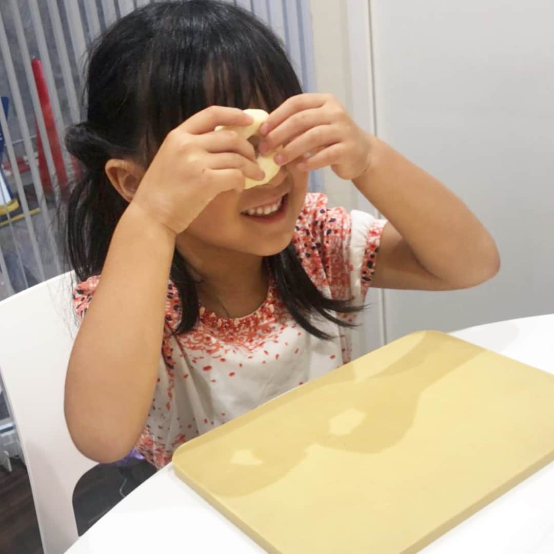 筧沙奈恵さんのインスタグラム写真 - (筧沙奈恵Instagram)「料理のお手伝いが大好きな娘👧ドレッシングを混ぜたり、ホットケーキをひっくり返したり、洗い物をしてくれたり・・・ ・ 小さい時は混ぜてもらってもこぼしてしまったり、ひっくり返そうとしても崩れてしまったりと、私1人の方がはかどるなーと思うこともありましたが、最近は本当に戦力になってくれて助かっています✨ ・ お料理をもっと一緒に楽しみたいなと思い、昨日は仲良しの 悠美ちゃん @maruyumi 親子とパン教室に行ってきました！ ・ せっかく習うなら、安心・安全にこだわったところがいいので、シュガーレディ @sugarlady_official テイスティングテーブルへ♪ ・ 二子玉川駅から徒歩３分。おしゃれで落ち着いた店内でした！ ・ パン教室は未就学児OKの日とそうでない日が分かれているので、気兼ねなく子連れで参加できてありがたかったです✨ ・ ハリセンボンやタコさん、エビまん、ドーナツなどを作りました！どれもすごーく美味しくて、あっという間に2人でペロリ❤️ ・ 作り方を丁寧に教えてくださったので、おうちでも再現できそうです🥐 ・ 娘は「今度はイルカのパンが作りたいなー！ハートのパンもいいなー！」と作りたいものが色々あるみたいなので、今度おうちでも一緒にパンを作ってみようと思います♪ ・ 7・8月はリスやヒマワリのパンを作るそうなので、また行きたいな😊 ・ カフェスペースは子連れのお客さんでいっぱいでした✨子連れウェルカムな雰囲気で、居心地よさそうだったので、ランチで行ってみよう👶 ・ #シュガーレディ #sugarlady #TASTINGTABLE #安心安全 #シュガーレディテイスティングテーブル #冷凍食品 #料理教室 #二子玉川」6月24日 14時12分 - sanaekakei
