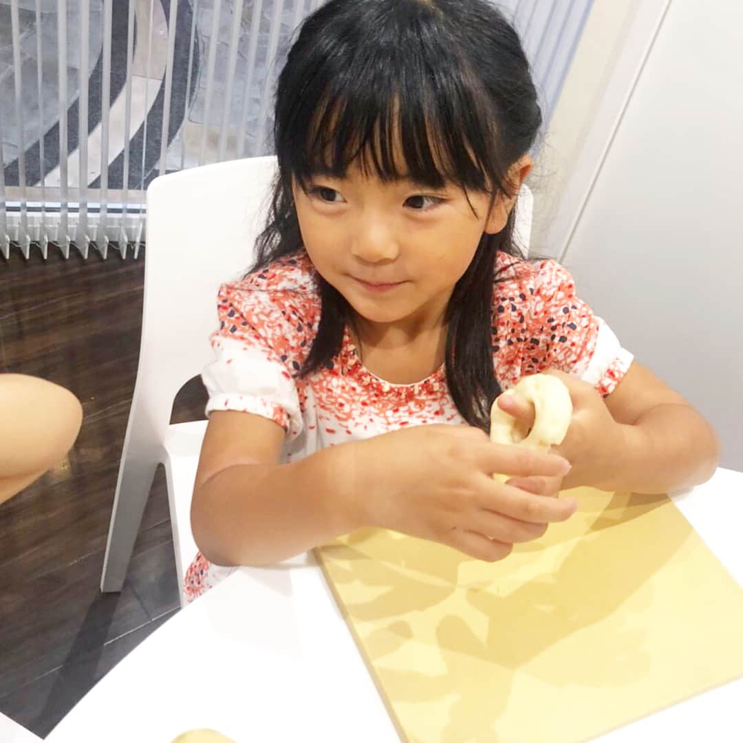 筧沙奈恵さんのインスタグラム写真 - (筧沙奈恵Instagram)「料理のお手伝いが大好きな娘👧ドレッシングを混ぜたり、ホットケーキをひっくり返したり、洗い物をしてくれたり・・・ ・ 小さい時は混ぜてもらってもこぼしてしまったり、ひっくり返そうとしても崩れてしまったりと、私1人の方がはかどるなーと思うこともありましたが、最近は本当に戦力になってくれて助かっています✨ ・ お料理をもっと一緒に楽しみたいなと思い、昨日は仲良しの 悠美ちゃん @maruyumi 親子とパン教室に行ってきました！ ・ せっかく習うなら、安心・安全にこだわったところがいいので、シュガーレディ @sugarlady_official テイスティングテーブルへ♪ ・ 二子玉川駅から徒歩３分。おしゃれで落ち着いた店内でした！ ・ パン教室は未就学児OKの日とそうでない日が分かれているので、気兼ねなく子連れで参加できてありがたかったです✨ ・ ハリセンボンやタコさん、エビまん、ドーナツなどを作りました！どれもすごーく美味しくて、あっという間に2人でペロリ❤️ ・ 作り方を丁寧に教えてくださったので、おうちでも再現できそうです🥐 ・ 娘は「今度はイルカのパンが作りたいなー！ハートのパンもいいなー！」と作りたいものが色々あるみたいなので、今度おうちでも一緒にパンを作ってみようと思います♪ ・ 7・8月はリスやヒマワリのパンを作るそうなので、また行きたいな😊 ・ カフェスペースは子連れのお客さんでいっぱいでした✨子連れウェルカムな雰囲気で、居心地よさそうだったので、ランチで行ってみよう👶 ・ #シュガーレディ #sugarlady #TASTINGTABLE #安心安全 #シュガーレディテイスティングテーブル #冷凍食品 #料理教室 #二子玉川」6月24日 14時12分 - sanaekakei