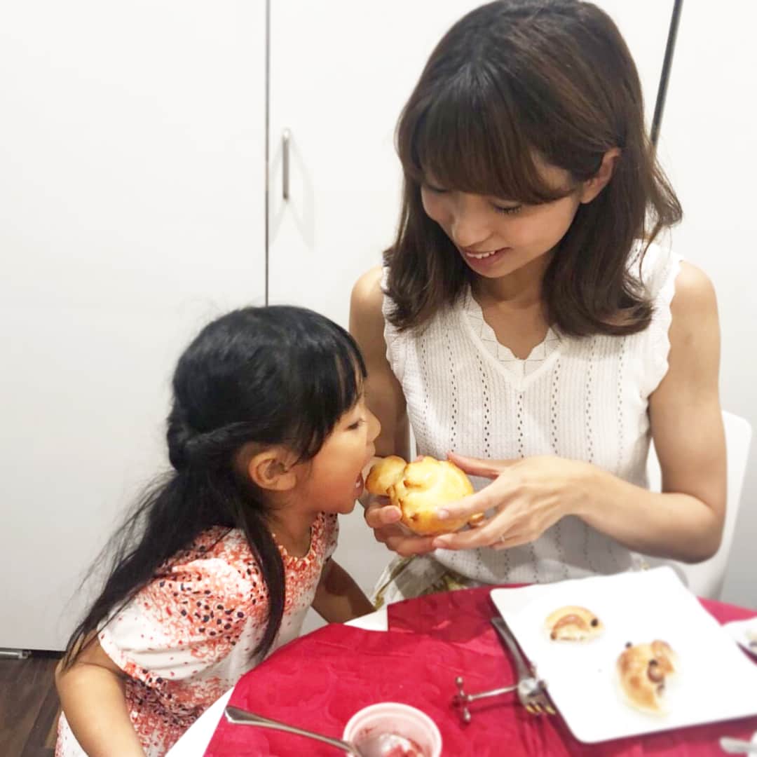 筧沙奈恵さんのインスタグラム写真 - (筧沙奈恵Instagram)「料理のお手伝いが大好きな娘👧ドレッシングを混ぜたり、ホットケーキをひっくり返したり、洗い物をしてくれたり・・・ ・ 小さい時は混ぜてもらってもこぼしてしまったり、ひっくり返そうとしても崩れてしまったりと、私1人の方がはかどるなーと思うこともありましたが、最近は本当に戦力になってくれて助かっています✨ ・ お料理をもっと一緒に楽しみたいなと思い、昨日は仲良しの 悠美ちゃん @maruyumi 親子とパン教室に行ってきました！ ・ せっかく習うなら、安心・安全にこだわったところがいいので、シュガーレディ @sugarlady_official テイスティングテーブルへ♪ ・ 二子玉川駅から徒歩３分。おしゃれで落ち着いた店内でした！ ・ パン教室は未就学児OKの日とそうでない日が分かれているので、気兼ねなく子連れで参加できてありがたかったです✨ ・ ハリセンボンやタコさん、エビまん、ドーナツなどを作りました！どれもすごーく美味しくて、あっという間に2人でペロリ❤️ ・ 作り方を丁寧に教えてくださったので、おうちでも再現できそうです🥐 ・ 娘は「今度はイルカのパンが作りたいなー！ハートのパンもいいなー！」と作りたいものが色々あるみたいなので、今度おうちでも一緒にパンを作ってみようと思います♪ ・ 7・8月はリスやヒマワリのパンを作るそうなので、また行きたいな😊 ・ カフェスペースは子連れのお客さんでいっぱいでした✨子連れウェルカムな雰囲気で、居心地よさそうだったので、ランチで行ってみよう👶 ・ #シュガーレディ #sugarlady #TASTINGTABLE #安心安全 #シュガーレディテイスティングテーブル #冷凍食品 #料理教室 #二子玉川」6月24日 14時12分 - sanaekakei