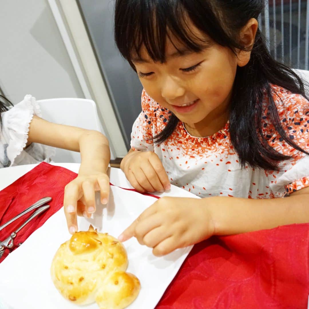 筧沙奈恵さんのインスタグラム写真 - (筧沙奈恵Instagram)「料理のお手伝いが大好きな娘👧ドレッシングを混ぜたり、ホットケーキをひっくり返したり、洗い物をしてくれたり・・・ ・ 小さい時は混ぜてもらってもこぼしてしまったり、ひっくり返そうとしても崩れてしまったりと、私1人の方がはかどるなーと思うこともありましたが、最近は本当に戦力になってくれて助かっています✨ ・ お料理をもっと一緒に楽しみたいなと思い、昨日は仲良しの 悠美ちゃん @maruyumi 親子とパン教室に行ってきました！ ・ せっかく習うなら、安心・安全にこだわったところがいいので、シュガーレディ @sugarlady_official テイスティングテーブルへ♪ ・ 二子玉川駅から徒歩３分。おしゃれで落ち着いた店内でした！ ・ パン教室は未就学児OKの日とそうでない日が分かれているので、気兼ねなく子連れで参加できてありがたかったです✨ ・ ハリセンボンやタコさん、エビまん、ドーナツなどを作りました！どれもすごーく美味しくて、あっという間に2人でペロリ❤️ ・ 作り方を丁寧に教えてくださったので、おうちでも再現できそうです🥐 ・ 娘は「今度はイルカのパンが作りたいなー！ハートのパンもいいなー！」と作りたいものが色々あるみたいなので、今度おうちでも一緒にパンを作ってみようと思います♪ ・ 7・8月はリスやヒマワリのパンを作るそうなので、また行きたいな😊 ・ カフェスペースは子連れのお客さんでいっぱいでした✨子連れウェルカムな雰囲気で、居心地よさそうだったので、ランチで行ってみよう👶 ・ #シュガーレディ #sugarlady #TASTINGTABLE #安心安全 #シュガーレディテイスティングテーブル #冷凍食品 #料理教室 #二子玉川」6月24日 14時12分 - sanaekakei