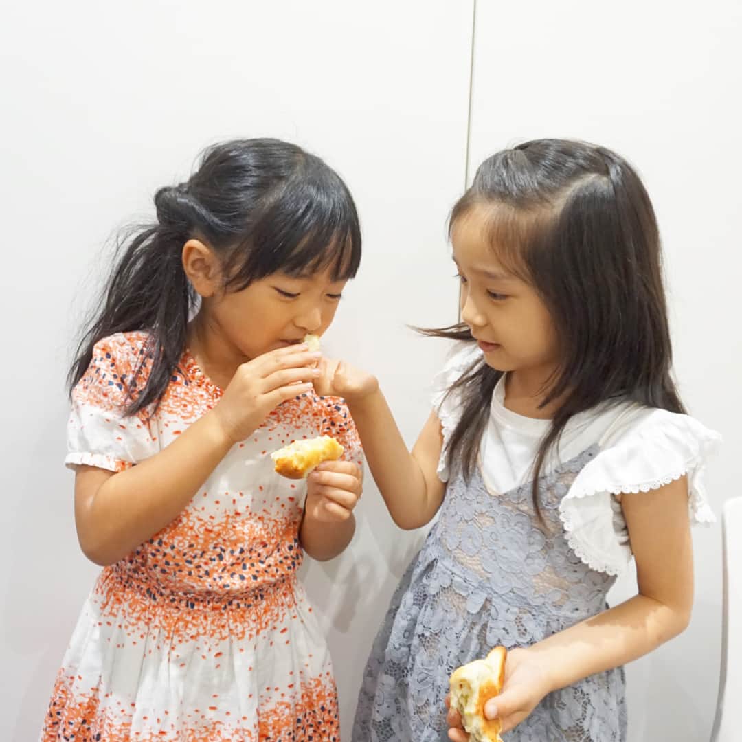 筧沙奈恵さんのインスタグラム写真 - (筧沙奈恵Instagram)「料理のお手伝いが大好きな娘👧ドレッシングを混ぜたり、ホットケーキをひっくり返したり、洗い物をしてくれたり・・・ ・ 小さい時は混ぜてもらってもこぼしてしまったり、ひっくり返そうとしても崩れてしまったりと、私1人の方がはかどるなーと思うこともありましたが、最近は本当に戦力になってくれて助かっています✨ ・ お料理をもっと一緒に楽しみたいなと思い、昨日は仲良しの 悠美ちゃん @maruyumi 親子とパン教室に行ってきました！ ・ せっかく習うなら、安心・安全にこだわったところがいいので、シュガーレディ @sugarlady_official テイスティングテーブルへ♪ ・ 二子玉川駅から徒歩３分。おしゃれで落ち着いた店内でした！ ・ パン教室は未就学児OKの日とそうでない日が分かれているので、気兼ねなく子連れで参加できてありがたかったです✨ ・ ハリセンボンやタコさん、エビまん、ドーナツなどを作りました！どれもすごーく美味しくて、あっという間に2人でペロリ❤️ ・ 作り方を丁寧に教えてくださったので、おうちでも再現できそうです🥐 ・ 娘は「今度はイルカのパンが作りたいなー！ハートのパンもいいなー！」と作りたいものが色々あるみたいなので、今度おうちでも一緒にパンを作ってみようと思います♪ ・ 7・8月はリスやヒマワリのパンを作るそうなので、また行きたいな😊 ・ カフェスペースは子連れのお客さんでいっぱいでした✨子連れウェルカムな雰囲気で、居心地よさそうだったので、ランチで行ってみよう👶 ・ #シュガーレディ #sugarlady #TASTINGTABLE #安心安全 #シュガーレディテイスティングテーブル #冷凍食品 #料理教室 #二子玉川」6月24日 14時12分 - sanaekakei