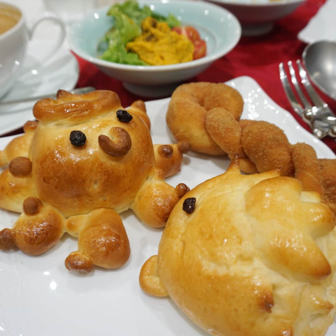 筧沙奈恵さんのインスタグラム写真 - (筧沙奈恵Instagram)「料理のお手伝いが大好きな娘👧ドレッシングを混ぜたり、ホットケーキをひっくり返したり、洗い物をしてくれたり・・・ ・ 小さい時は混ぜてもらってもこぼしてしまったり、ひっくり返そうとしても崩れてしまったりと、私1人の方がはかどるなーと思うこともありましたが、最近は本当に戦力になってくれて助かっています✨ ・ お料理をもっと一緒に楽しみたいなと思い、昨日は仲良しの 悠美ちゃん @maruyumi 親子とパン教室に行ってきました！ ・ せっかく習うなら、安心・安全にこだわったところがいいので、シュガーレディ @sugarlady_official テイスティングテーブルへ♪ ・ 二子玉川駅から徒歩３分。おしゃれで落ち着いた店内でした！ ・ パン教室は未就学児OKの日とそうでない日が分かれているので、気兼ねなく子連れで参加できてありがたかったです✨ ・ ハリセンボンやタコさん、エビまん、ドーナツなどを作りました！どれもすごーく美味しくて、あっという間に2人でペロリ❤️ ・ 作り方を丁寧に教えてくださったので、おうちでも再現できそうです🥐 ・ 娘は「今度はイルカのパンが作りたいなー！ハートのパンもいいなー！」と作りたいものが色々あるみたいなので、今度おうちでも一緒にパンを作ってみようと思います♪ ・ 7・8月はリスやヒマワリのパンを作るそうなので、また行きたいな😊 ・ カフェスペースは子連れのお客さんでいっぱいでした✨子連れウェルカムな雰囲気で、居心地よさそうだったので、ランチで行ってみよう👶 ・ #シュガーレディ #sugarlady #TASTINGTABLE #安心安全 #シュガーレディテイスティングテーブル #冷凍食品 #料理教室 #二子玉川」6月24日 14時12分 - sanaekakei