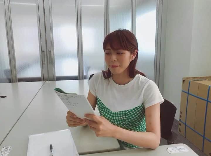 わちみなみのインスタグラム：「我喜欢看鲨鱼的电影。 虽然非常害怕、但每周还是会看。 有一天我想在海里摸一摸鲨鱼。  サメの映画をみるのがすきで、すごく怖いんだけどなぜか毎週観てしまいます(,,•﹏•,,) いつか海の中でサメに触ってみたいな〜🦈 今日の日記🌸もっと練習しますね🐶 (虫刺されまくってるのとか色々にきになるかな笑)  #学习 #学习汉语  #喜欢 #电影 #わちみなみ #中国語 #映画 #cinema #movie #shark」