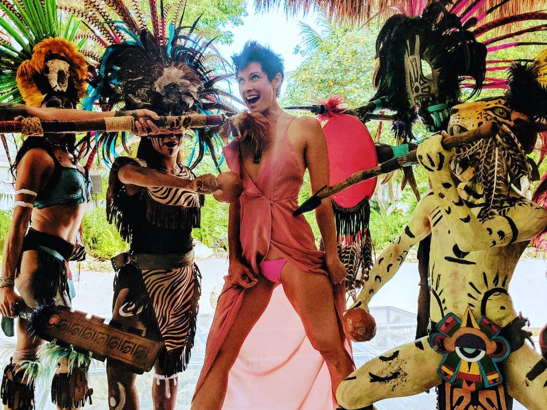 リチャード・ルッコロのインスタグラム：「Wifey captured by some indigenous people with spears. # badday #mexico #cancun」
