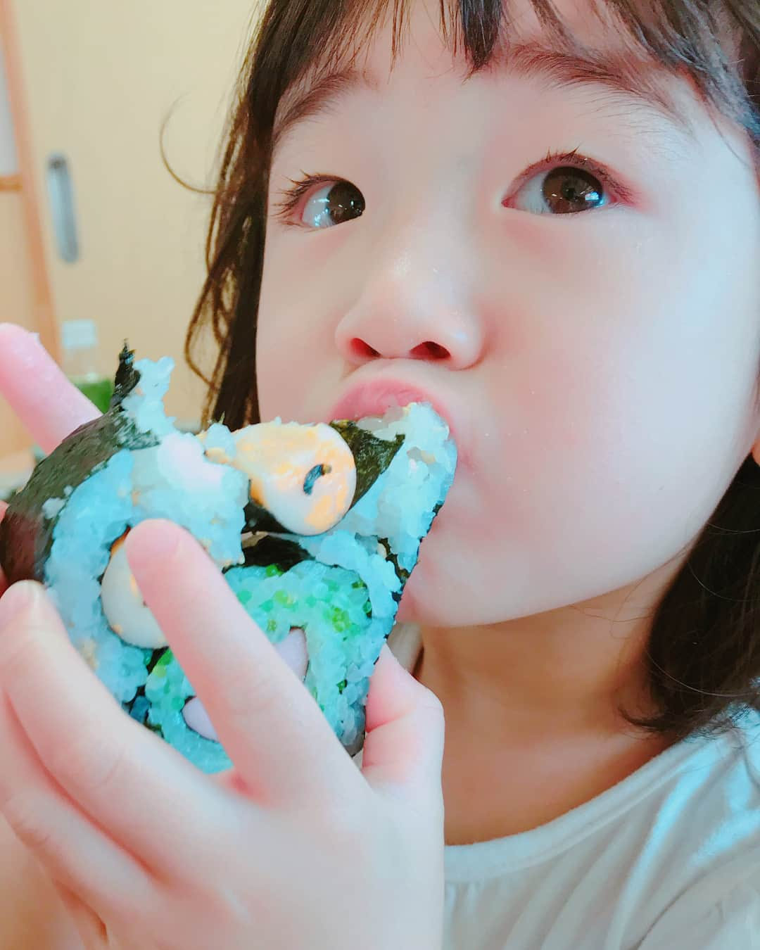 大友愛さんのインスタグラム写真 - (大友愛Instagram)「今日は幼稚園の 親子レクレーションがありました。 かえるさんの巻き寿司💓  上手に出来たぁー✌️ @shin_life0617  #秋本family #心之介とこころ#吉沼幼稚園#年少さん」6月24日 15時16分 - ai_dayooon