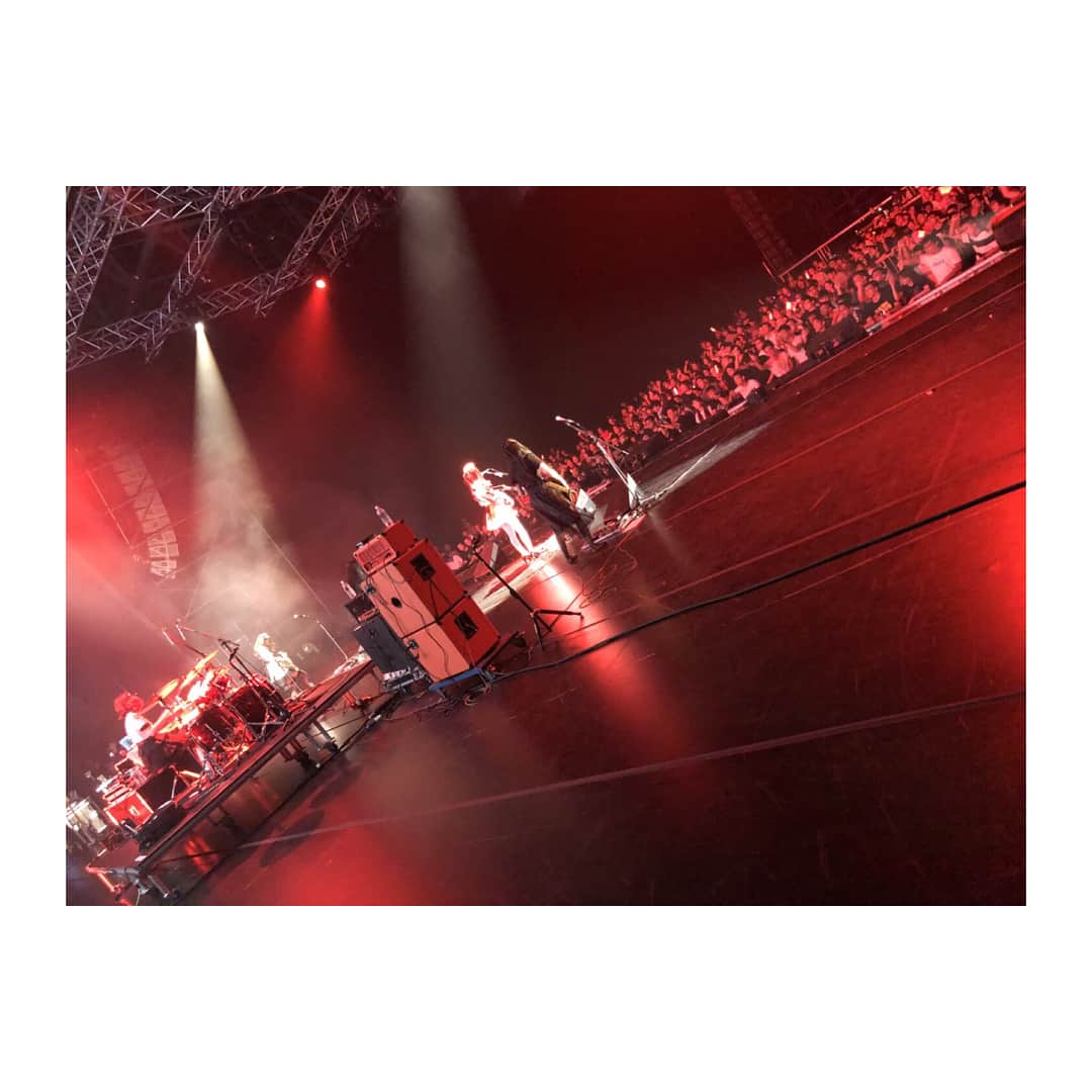 廣瀬茜さんのインスタグラム写真 - (廣瀬茜Instagram)「2018.06.22「Natsu Rock2018」Zepp@BIGBOX Singapore🇸🇬 . Selamat Pagi💓 . 初のシンガポール、とてもとても楽しかったです！！シンガポールのZeppのステージに立つ事が出来て嬉しかったです！！ . 共演したDo As Infinityさんと📸 . Do As Infinityさんの「本日ハ晴天ナリ」は学生時代にコピーして学園祭で披露した思い出の曲なので、生で聴けて嬉しすぎました！！最高だった😭✨ . シンガポールもワンマンで戻ってこれるように頑張ります！！！」6月24日 15時36分 - akane_bandmaid