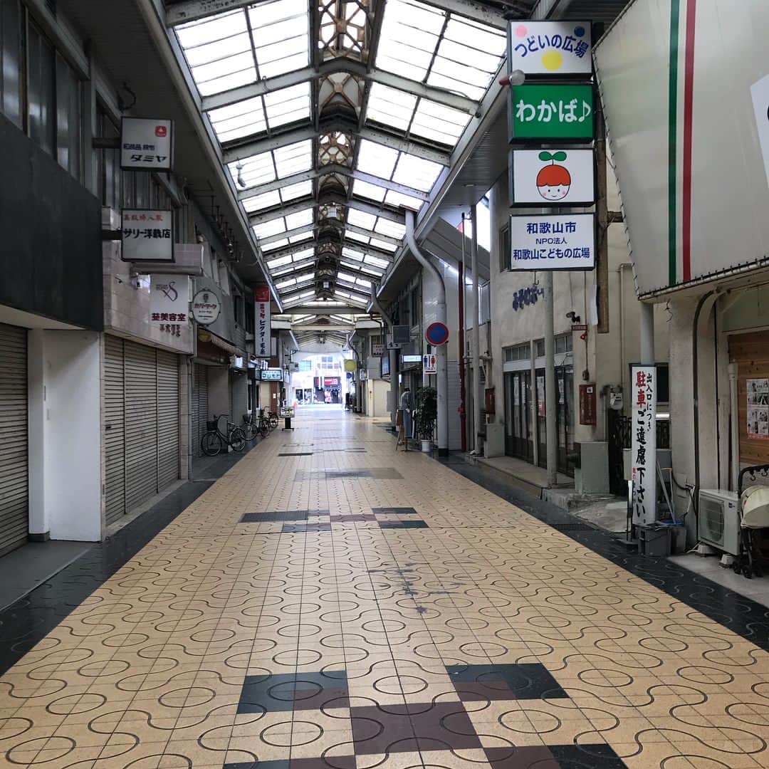 じろうさんのインスタグラム写真 - (じろうInstagram)「和歌山駅前、いいですね。 駅ビルの色味が薄かったのが最高です。」6月24日 15時40分 - sissonne_jiro