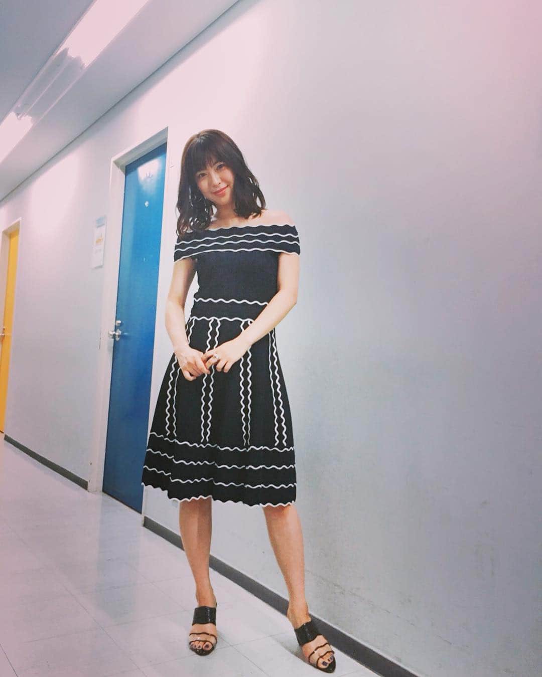 瀧本美織のインスタグラム：「今夜22:15〜 #林先生が驚く初耳学です🐶✨ one piece #katespadenewyork ring #somnium earrings #GOLDY heels #ginzakanematsu」