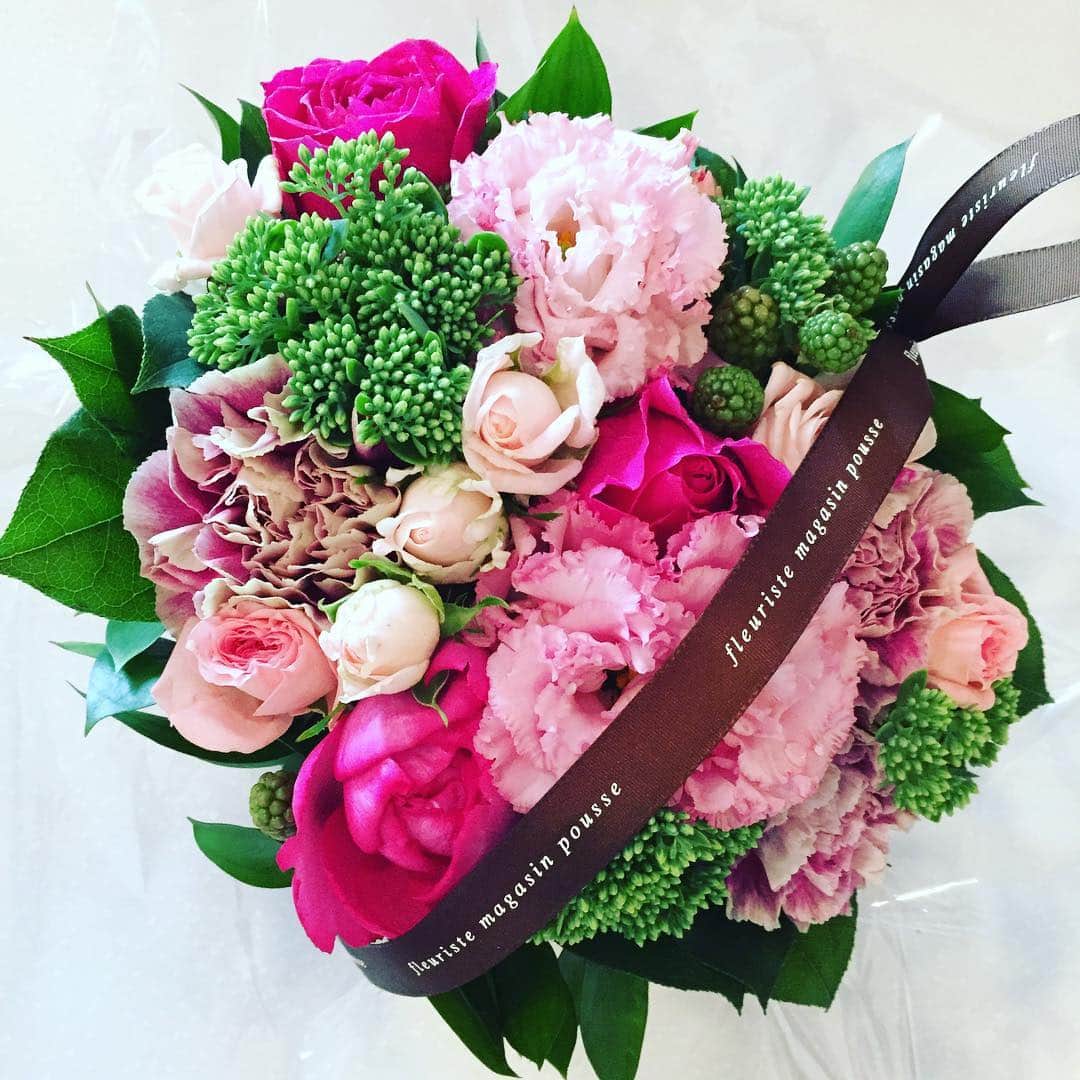 掛貝梨紗のインスタグラム：「誕生日当日に届いたお花♡ ここのお花は元気で長持ち！ I got a surprise birthday gift🎁 💐. The flower shop named pousse is in Kyoto🙂 @urasawamina  #プーゼ #pousse #バラ #カーネーション #ピンク #フラワーアレンジメント #fleuriste #japan #pink #flowers #flowerstagram #rose #carnation #flowerarrangement #birthday #birthdaygift #kyoto #birthdaysurprise #京都寺町二条店 #藤井大丸店」