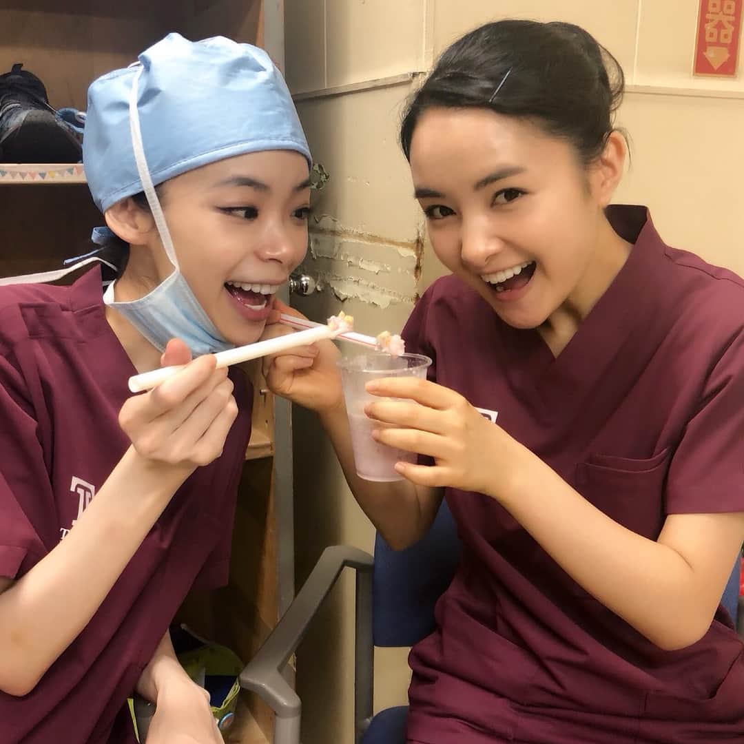 TBS「ブラックペアン」のインスタグラム：「‪【📺最終回放送まで3時間‼️】‬ ‪仲良くかき氷を食べる美和猫コンビ☘🐱 ‪撮影終盤のある日、渡海先生からひと足早い夏祭りをいただきました🍧✨‬ ‪皆で楽しく作って食べる姿を渡海先生も笑顔で見守っていました☺️‬ ‪渡海先生ありがとうございます‼️‬ ‪#ブラックペアン ‬#tbs ‪#二宮和也‬ ‪#葵わかな‬ ‪#趣里‬ #美和猫コンビ☘🐱 #渡海先生からの夏祭り🎐 #みんなでかき氷作りました🍧」
