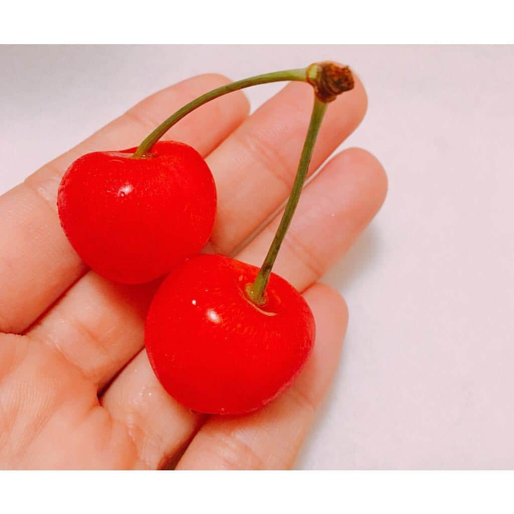 真野恵里菜さんのインスタグラム写真 - (真野恵里菜Instagram)「双子ちゃん🍒 #さくらんぼ #佐藤錦 #🍒 #美味しい」6月24日 18時26分 - erinamano_official